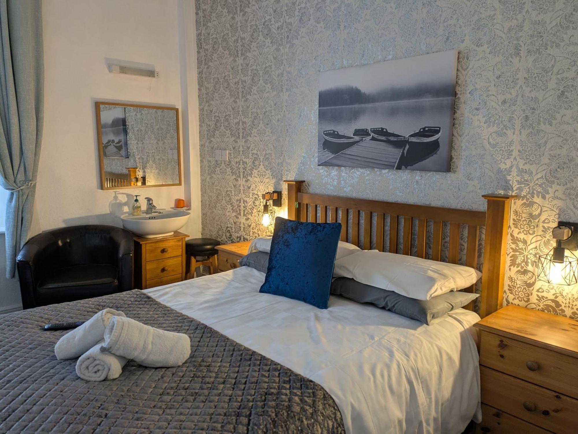 Habitación Doble Estándar con aseo y baño compartidos