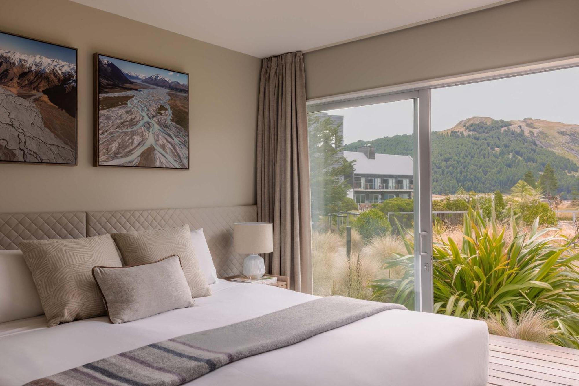 One-Bedroom Mountain View Suite