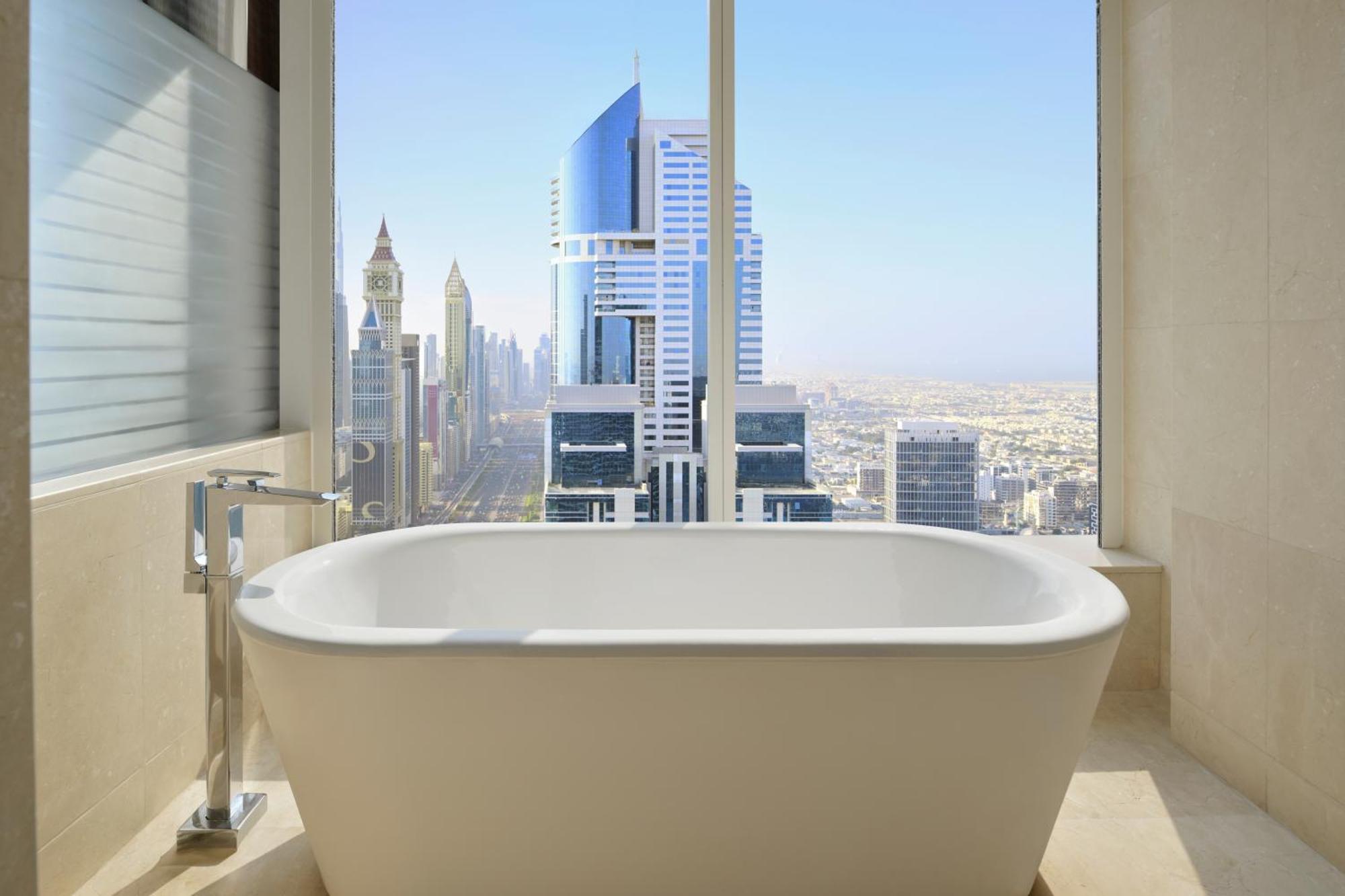 Deluxe King Room City View Club Room