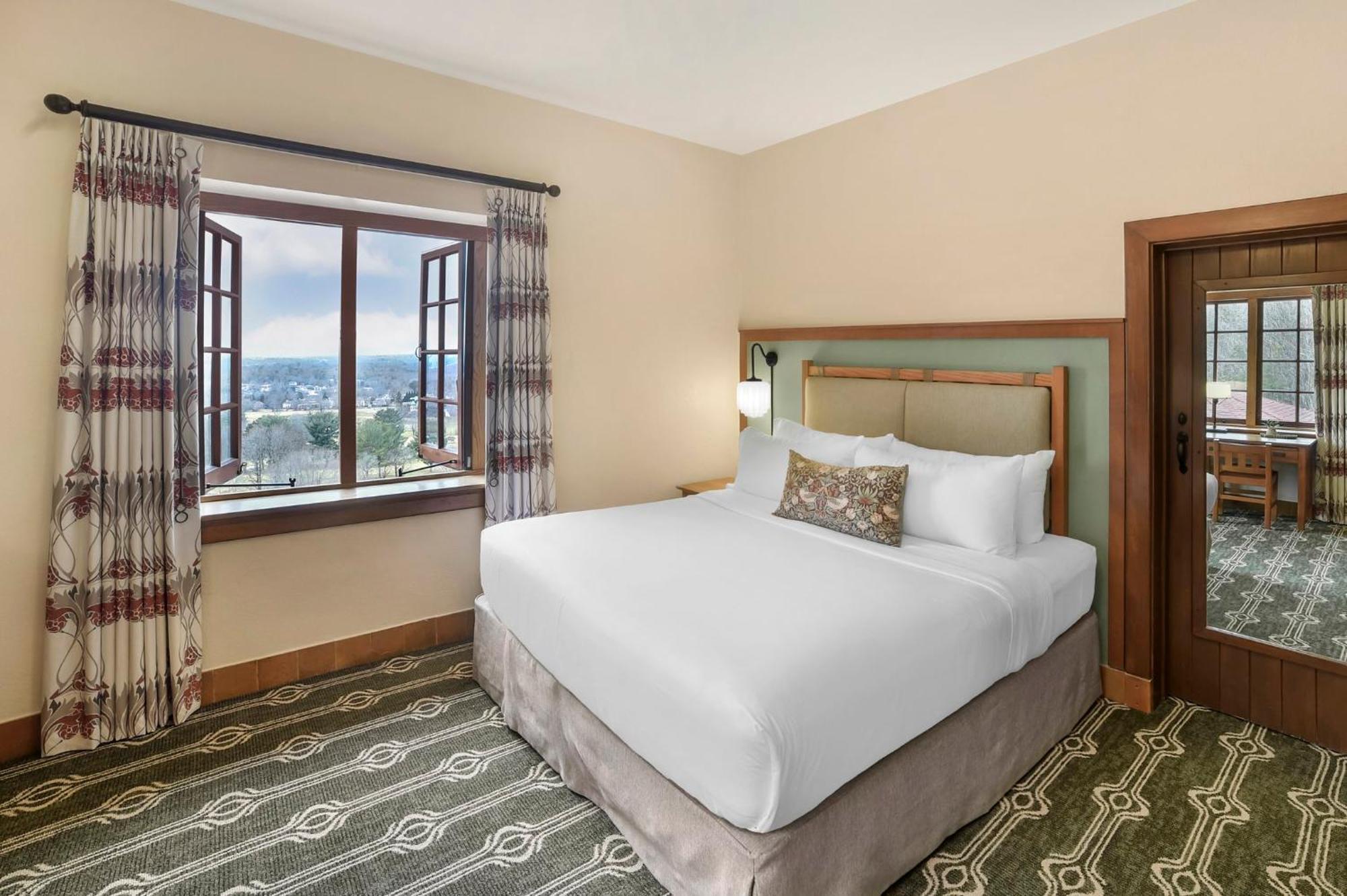 Deluxe Mountain View Room 1 King Bed