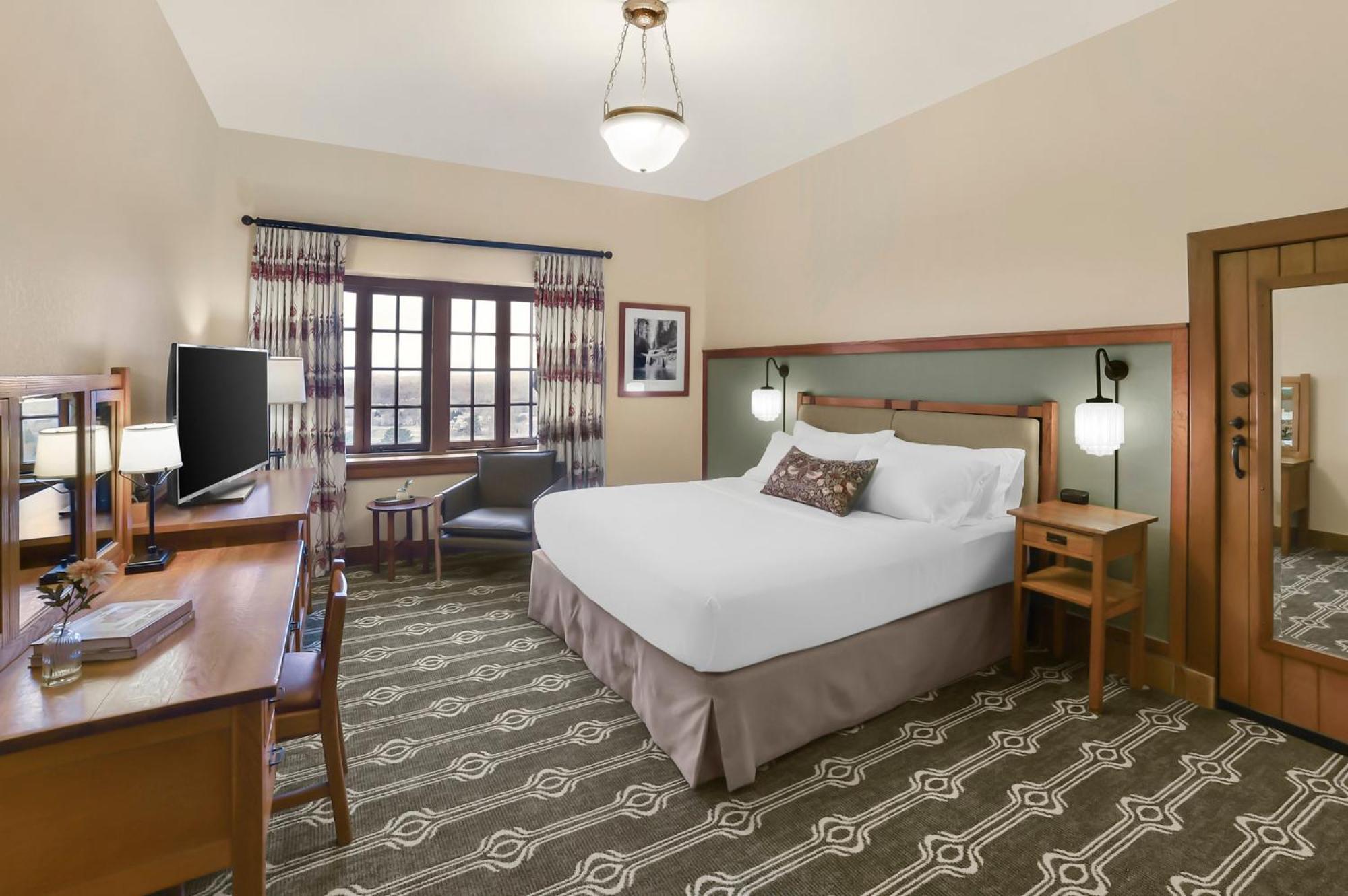 Deluxe Mountain View Room 1 King Bed