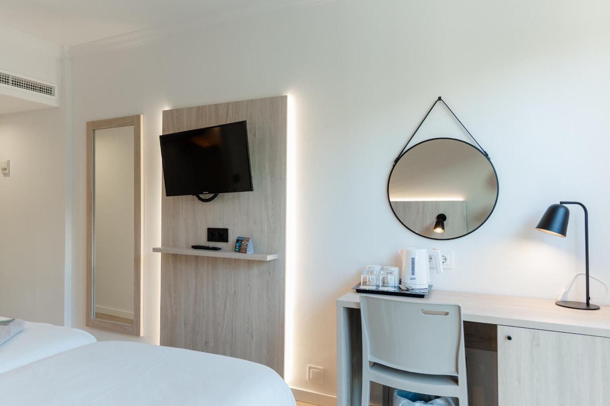 Twin Room Front View