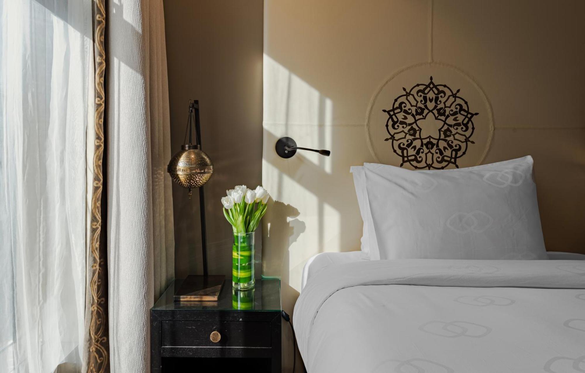 Chambre Lit King-Size Supérieure - Vue Partielle sur Haram Plaza