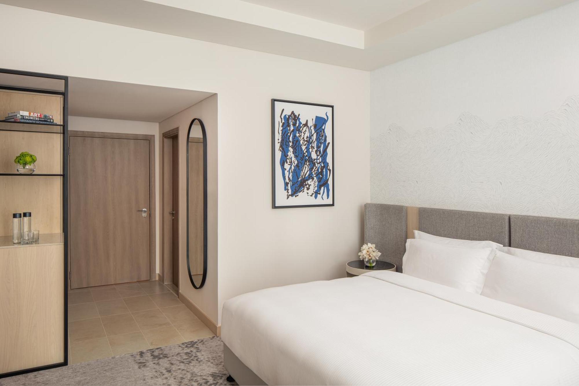 Neu gestaltetes Zimmer mit Kingsize-Bett