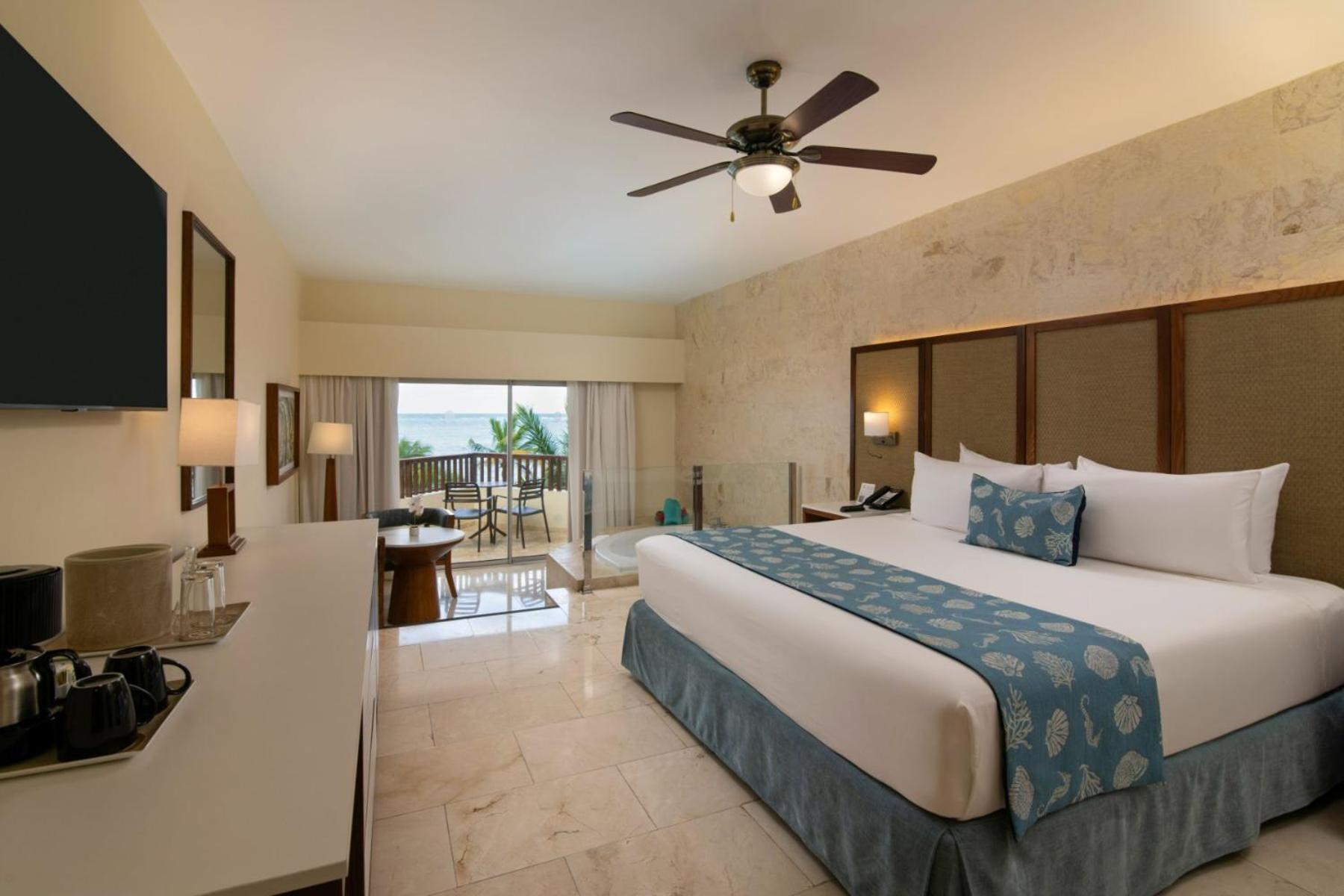 Jr. Suite Premium Ocean Front View with Jacuzzi