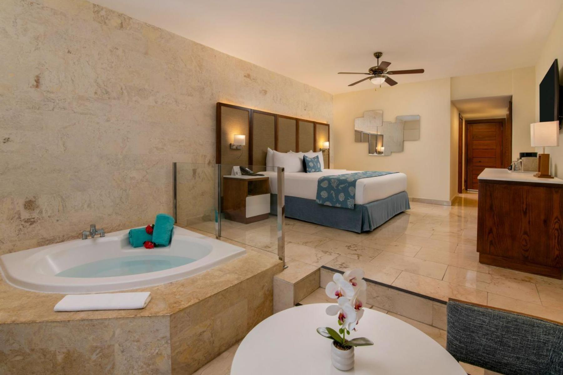 Jr Suite Premium Ocean Front View Jacuzzi