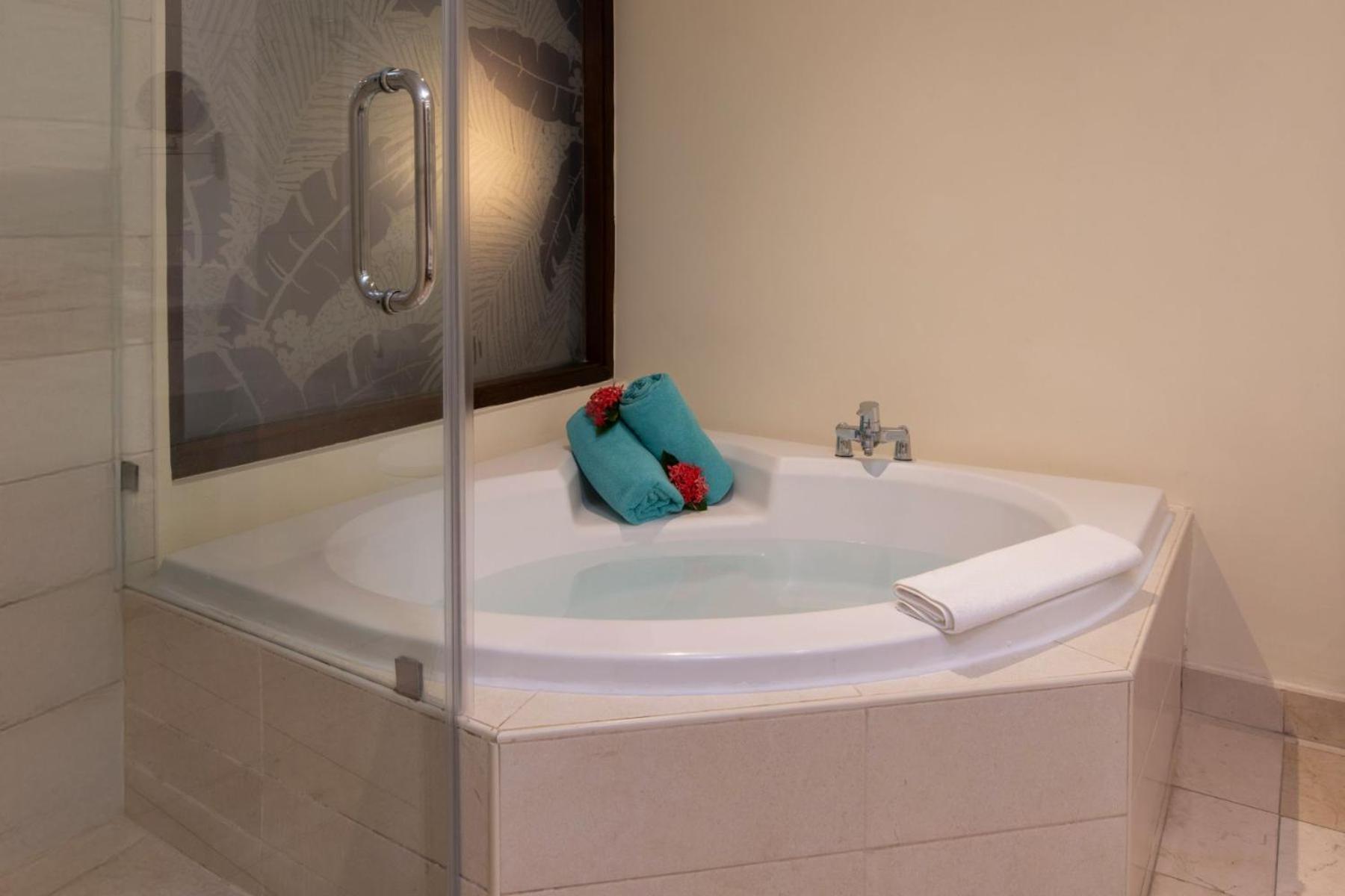 Jr. Suite Premium Tropical View with Jacuzzi