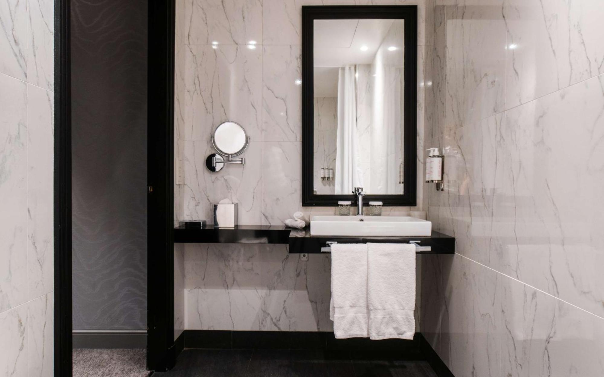 Deluxe King Room Accessible