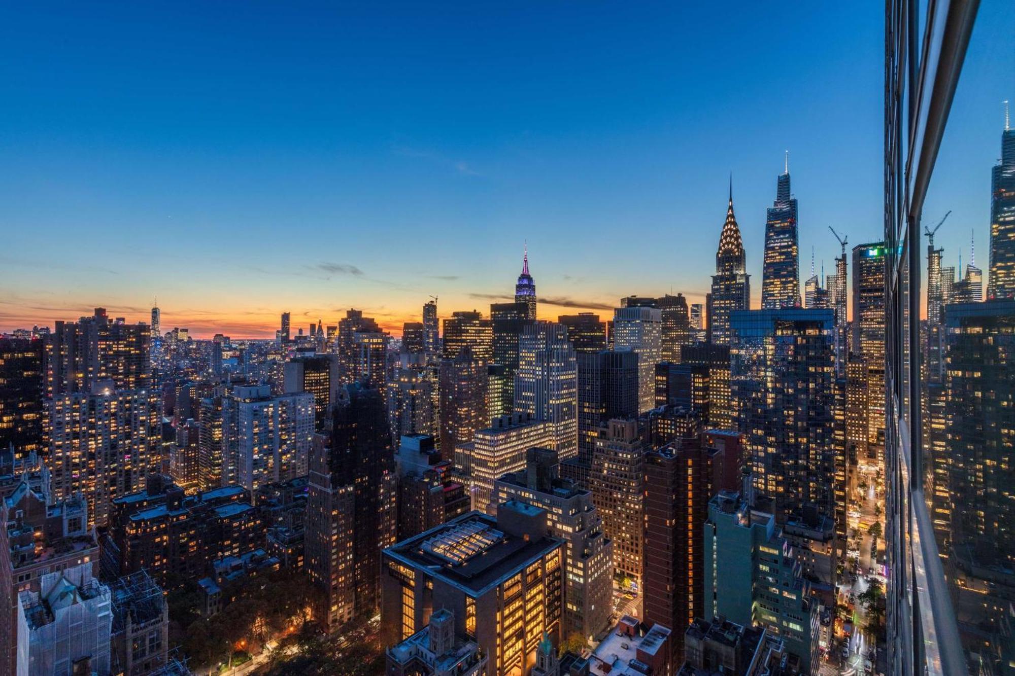 Quarto com Cama King-size e Vista da Cidade