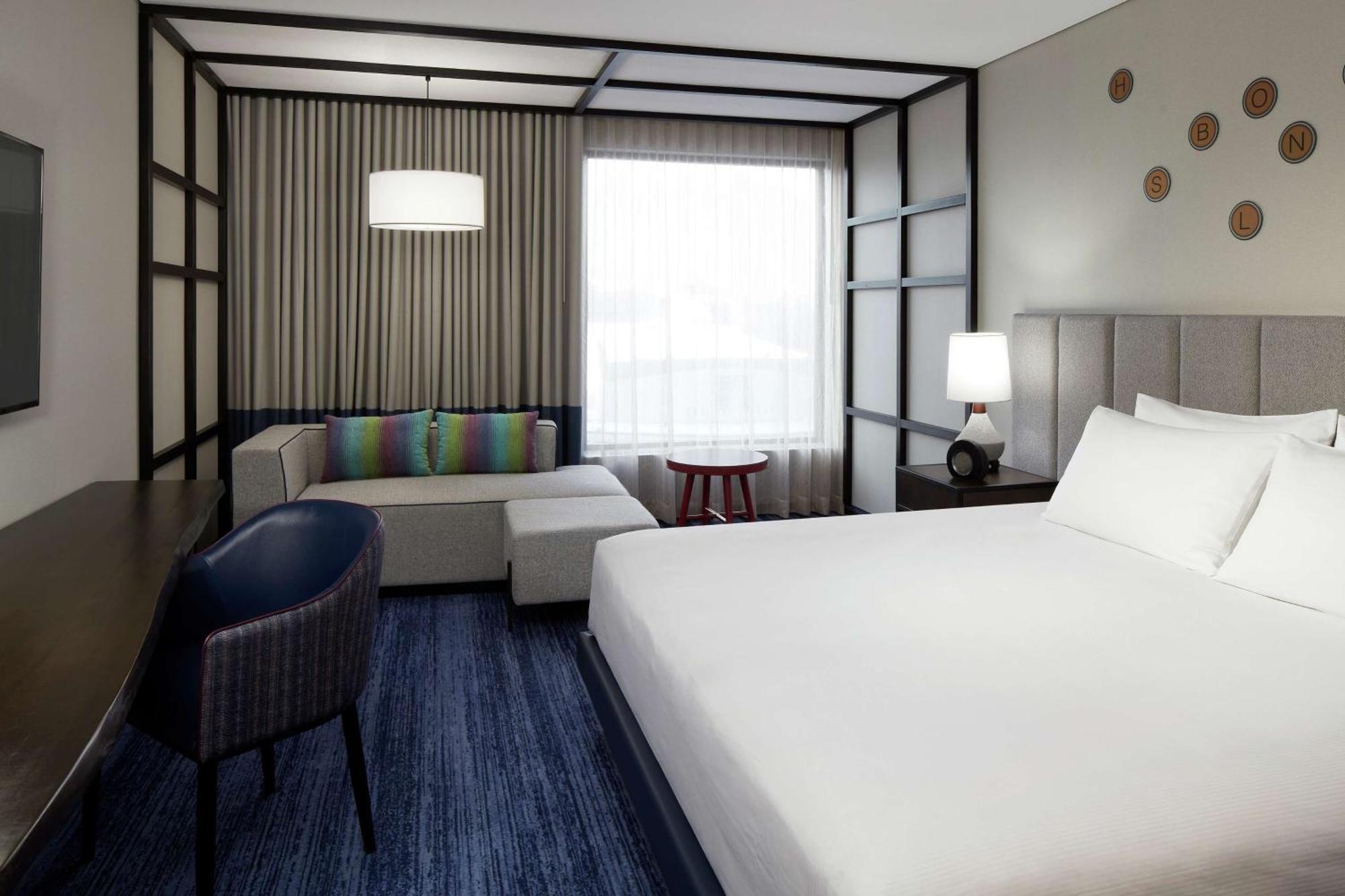 King Room with Roll-In Shower - Mobility Access,1657145402:JPEG