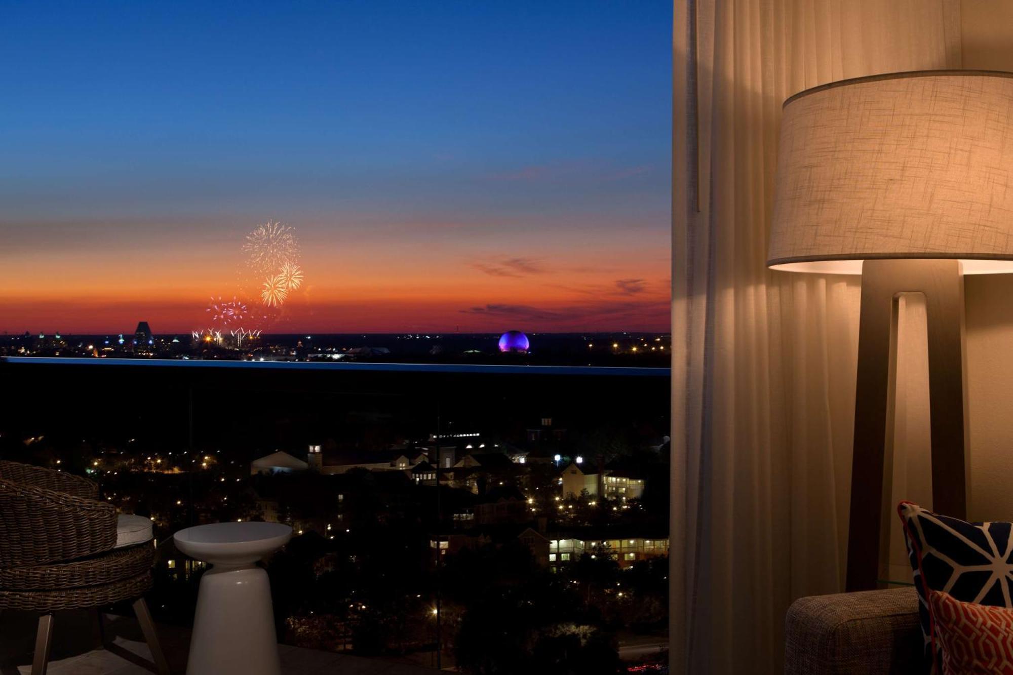 Zimmer mit Kingsize-Bett und Blick auf den Themenpark Epcot