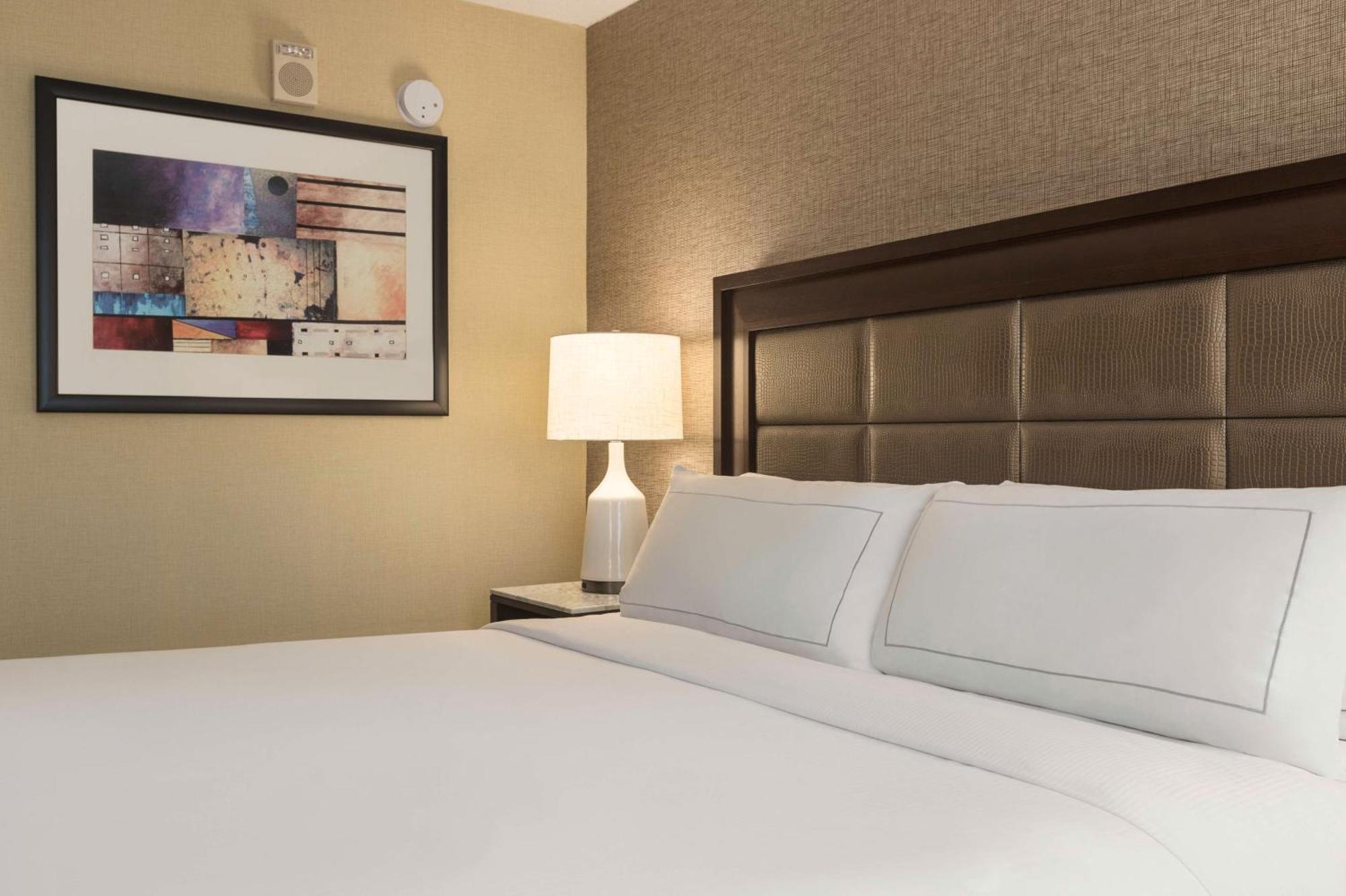 Quarto com Cama King-size e Banheira - Acessível para Hóspedes com Mobilidade Reduzida e Deficiência Auditiva