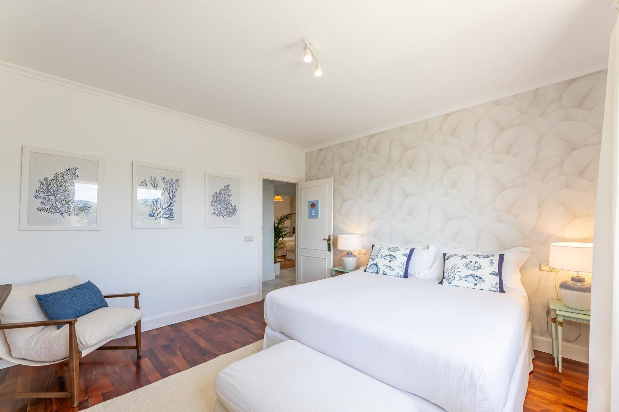Suite con cama extragrande y vistas al mar