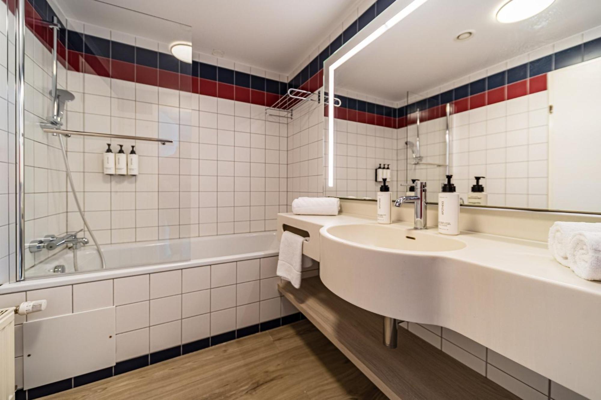 Standard Double Room bath shower