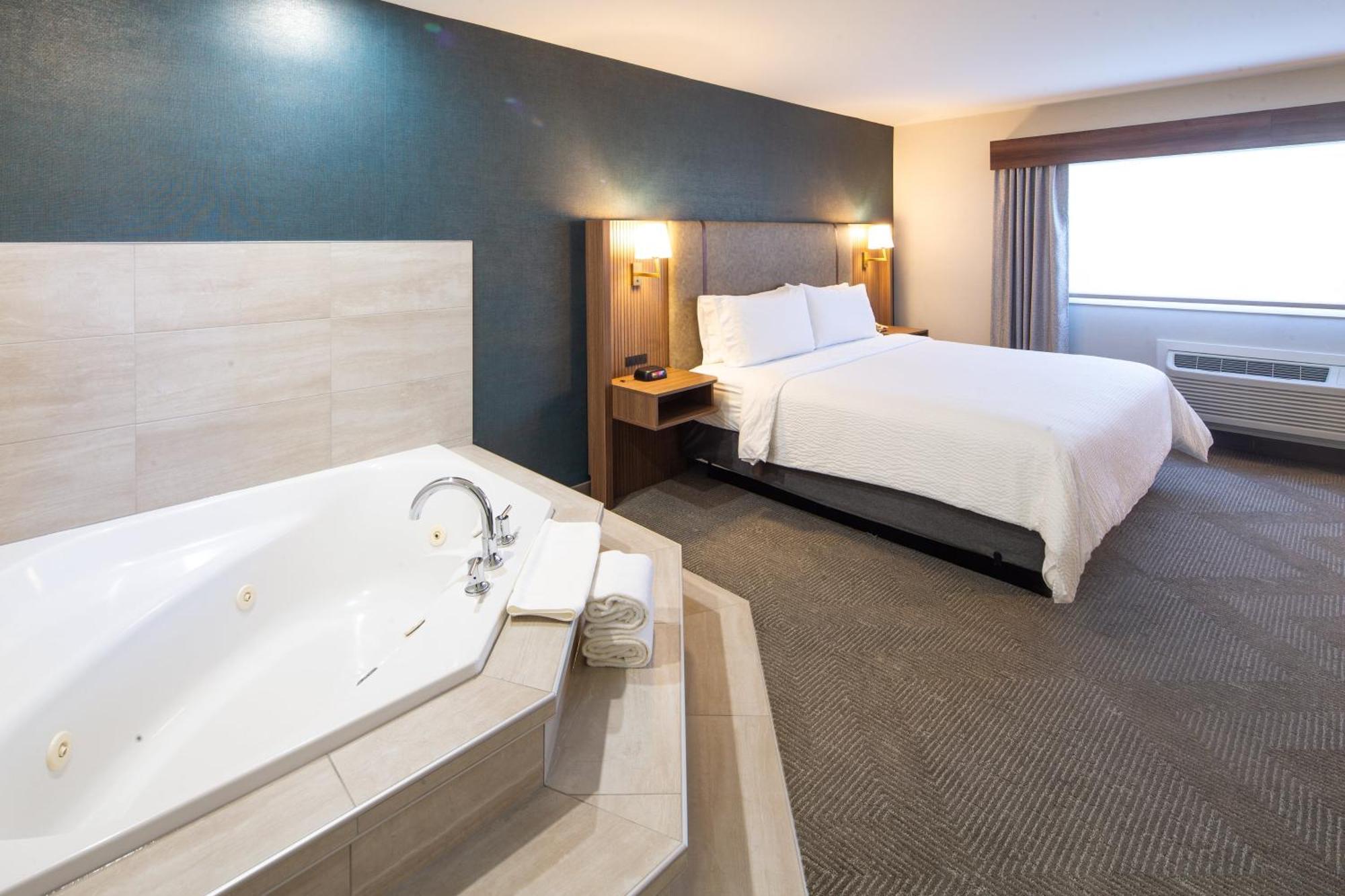 One-Bedroom King Suite Jetted Tub