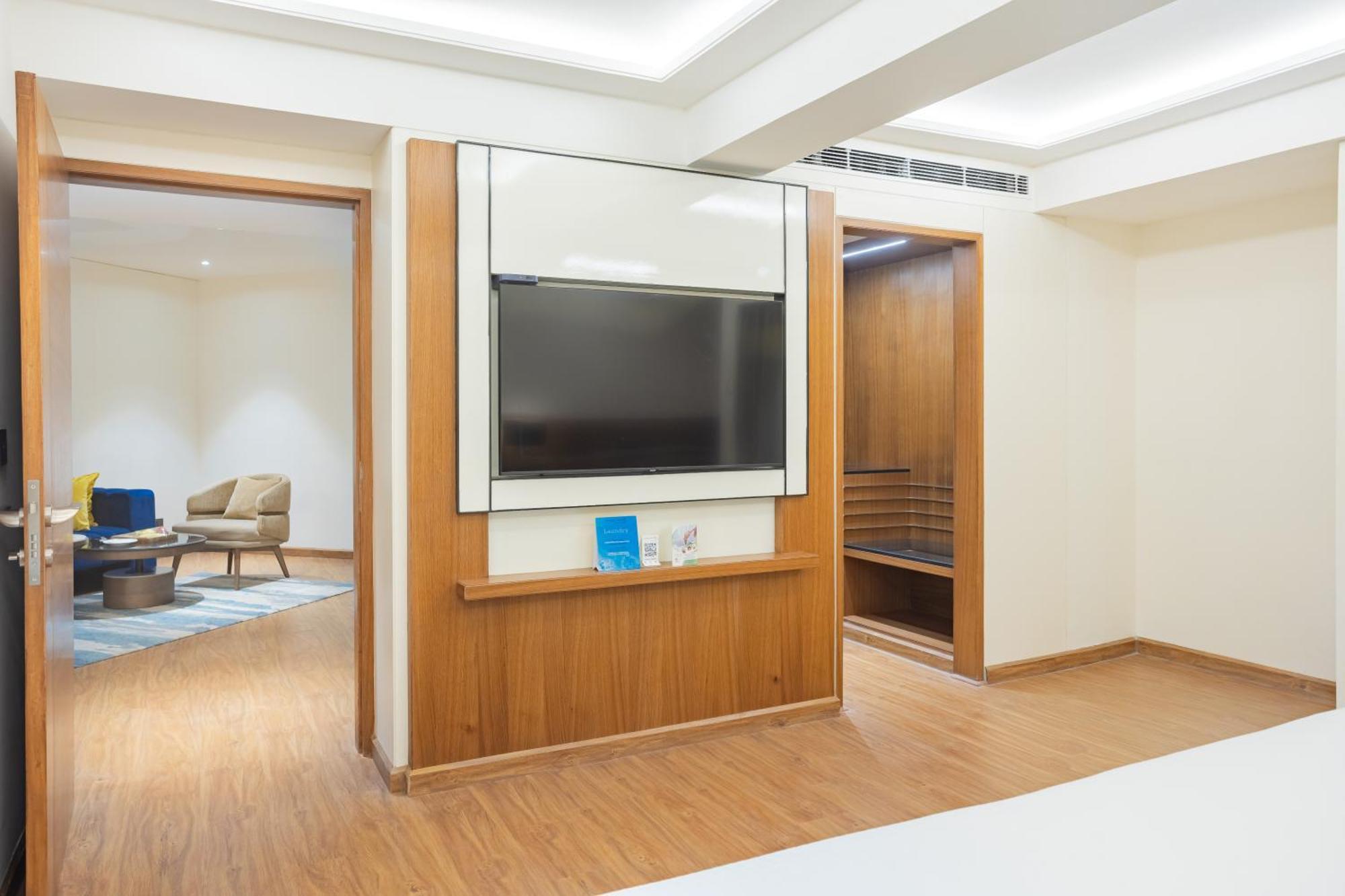 Deluxe Suite Enjoy on Food & Beverage services Happy Hours 11 on Alcoholic Beverages Early Check Late Checkout upto 3 hrs SAV