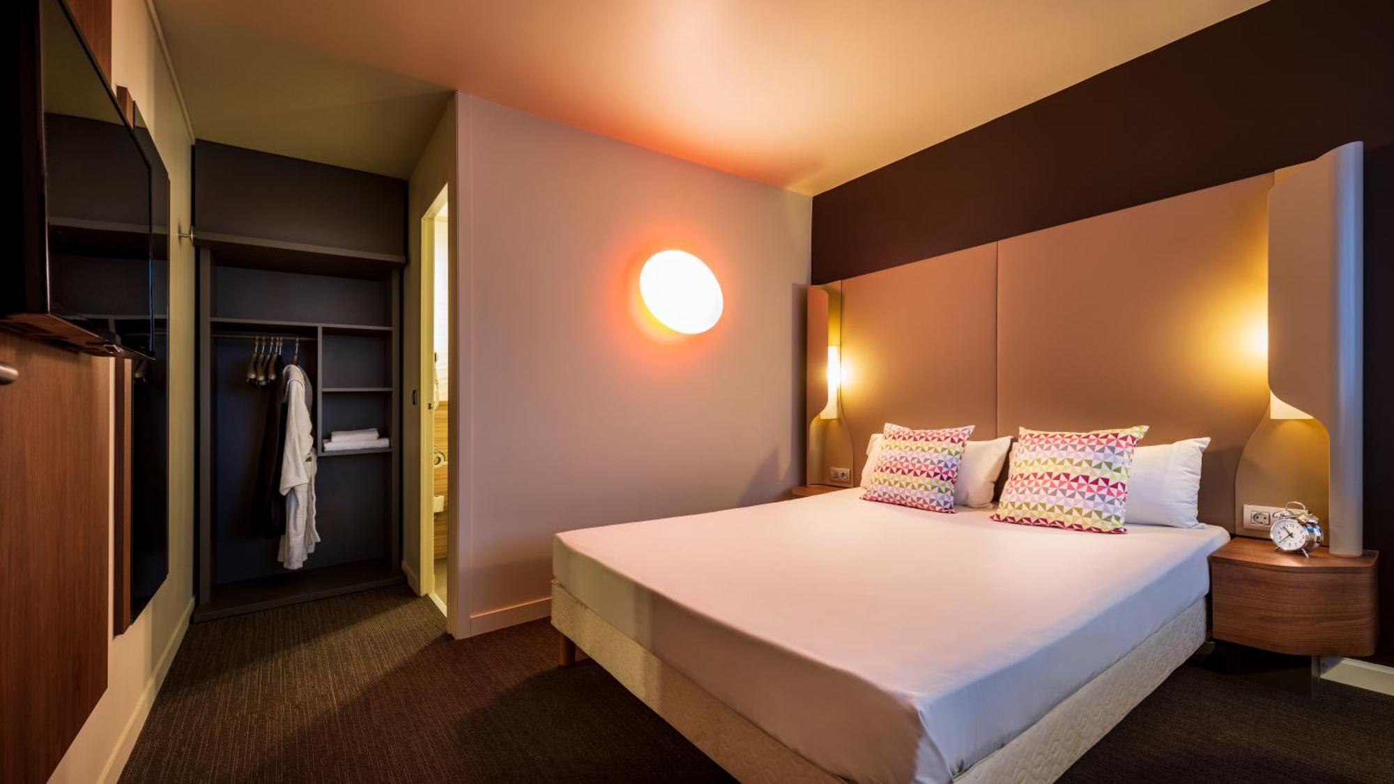 Standard Room 1 Queen Bed