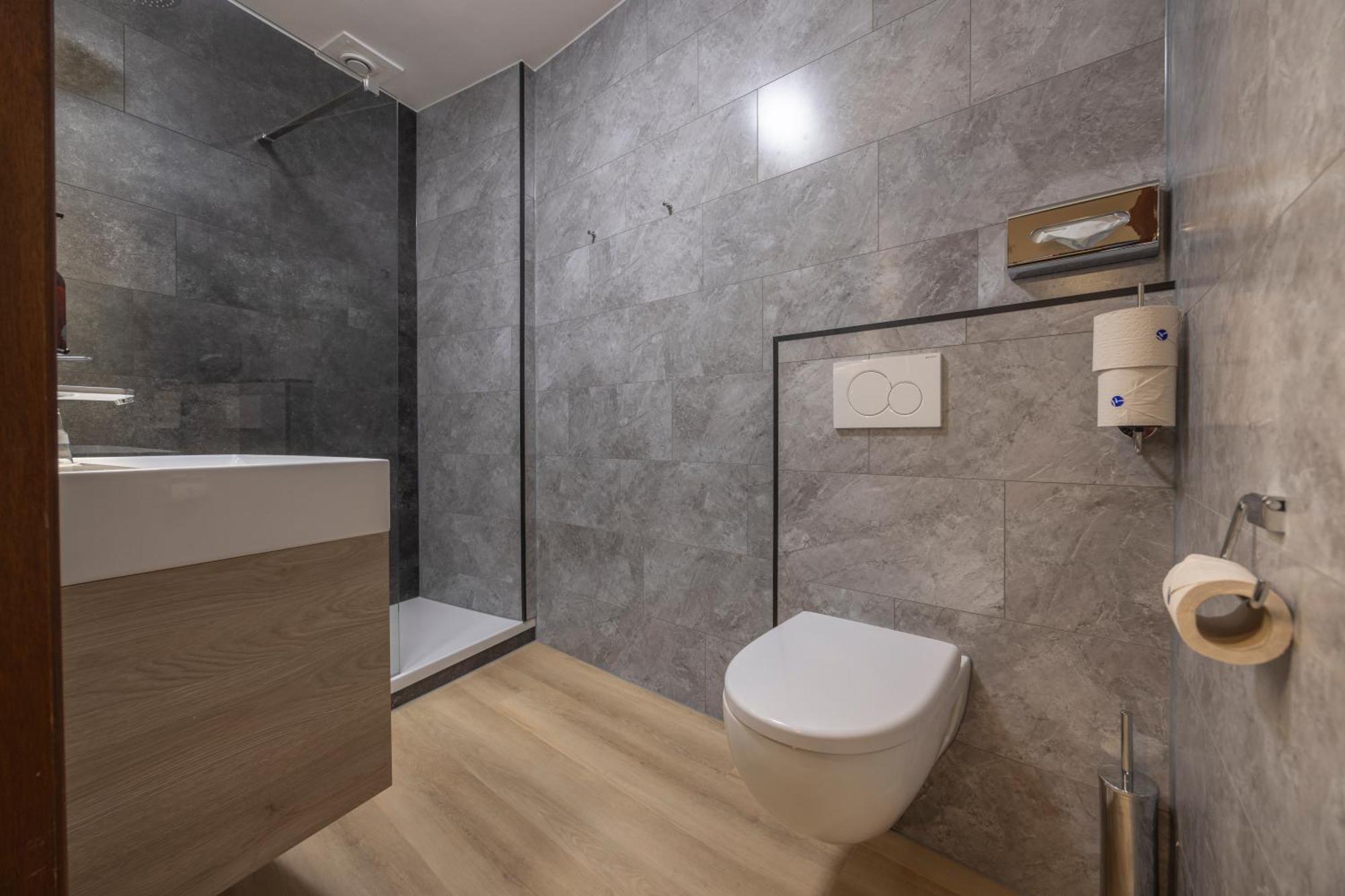 Standard Dreibettzimmer mit Dusche
