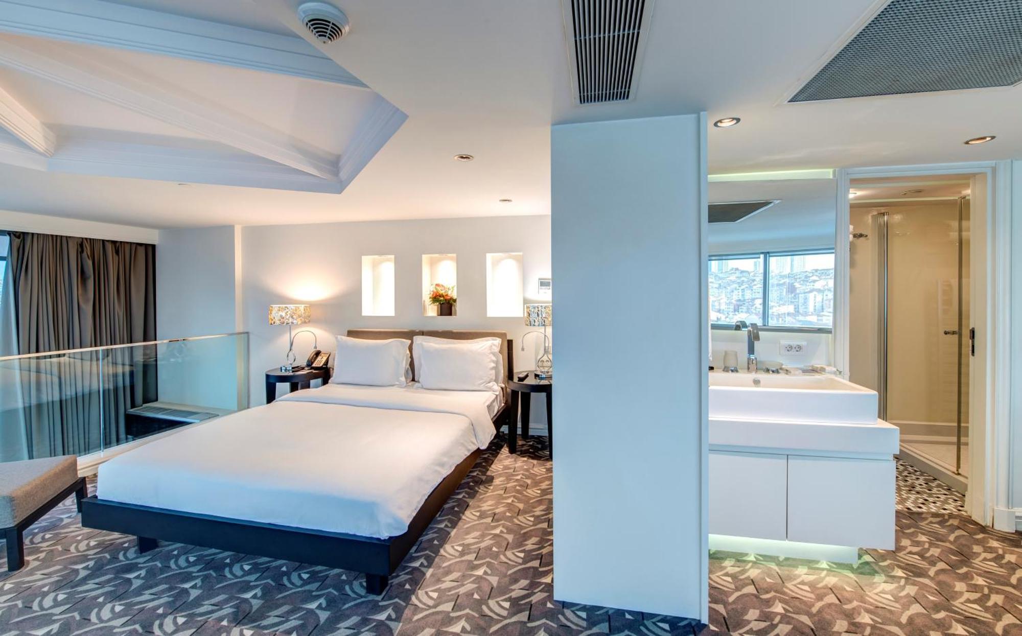 Maisonette-Suite mit Kingsize-Bett und Stadtblick