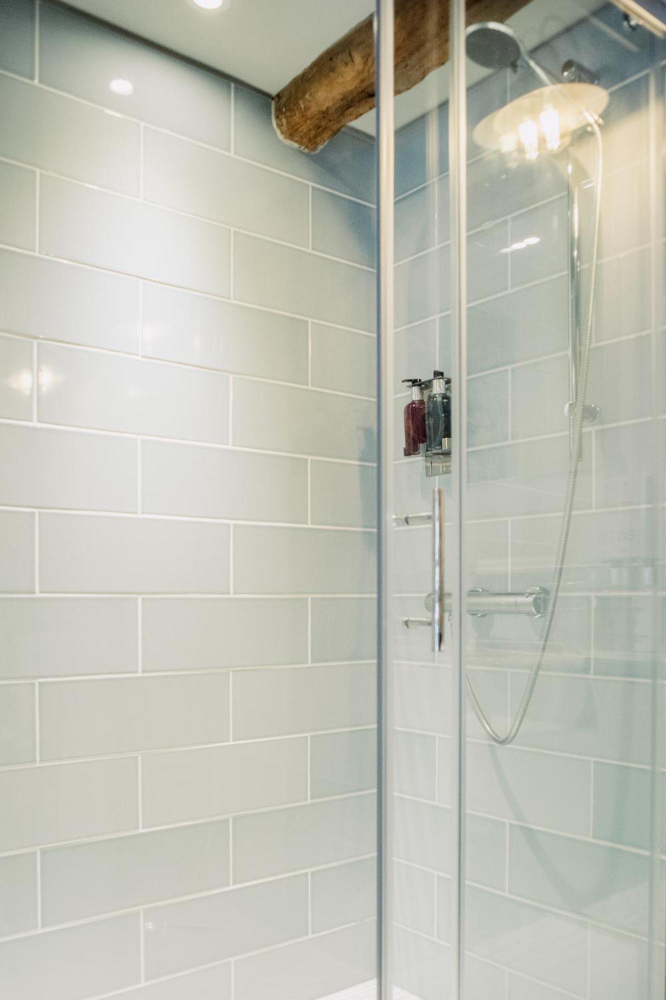 Deluxe Double Room Shower