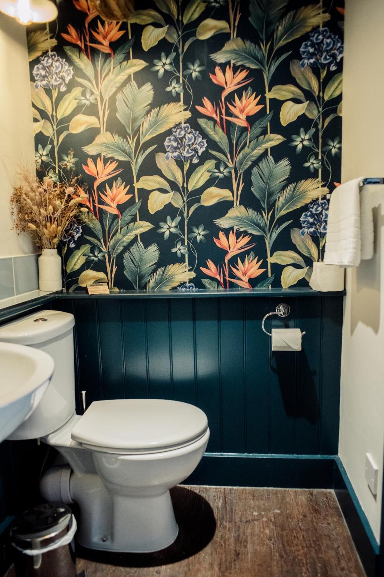 Deluxe Double Room Shower