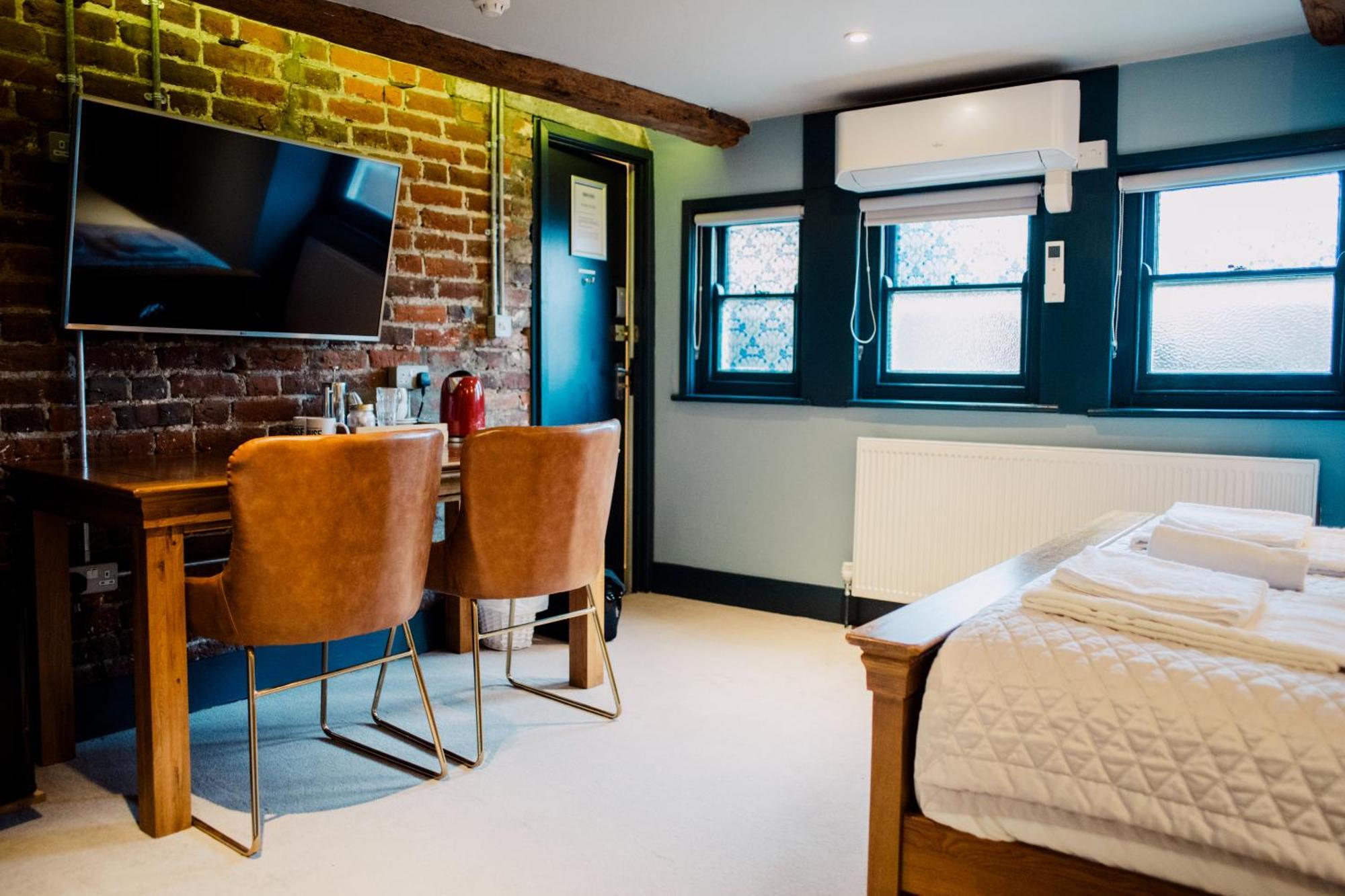 Deluxe Double Room Shower