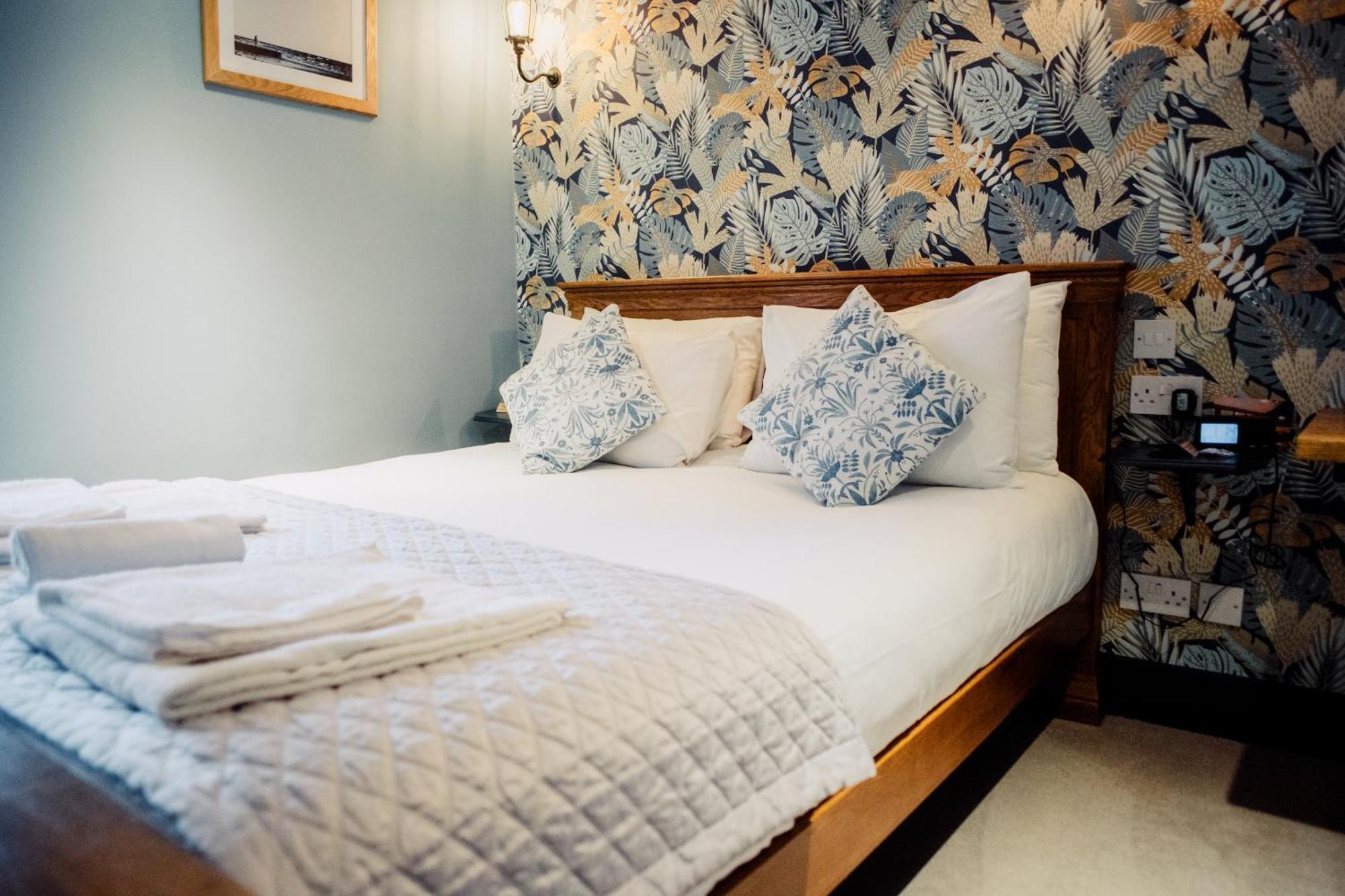 Deluxe Double Room Shower