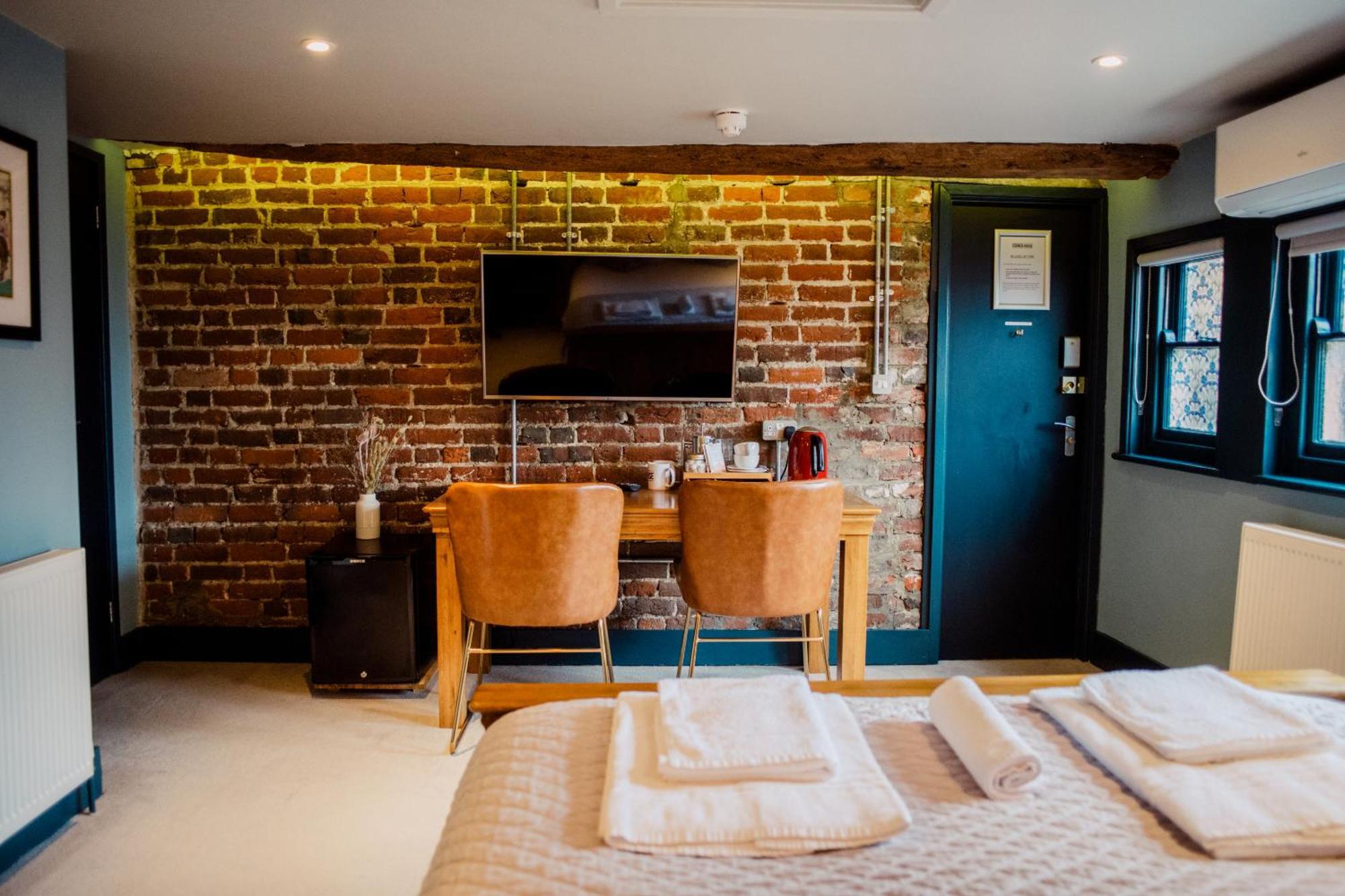 Deluxe Double Room Shower