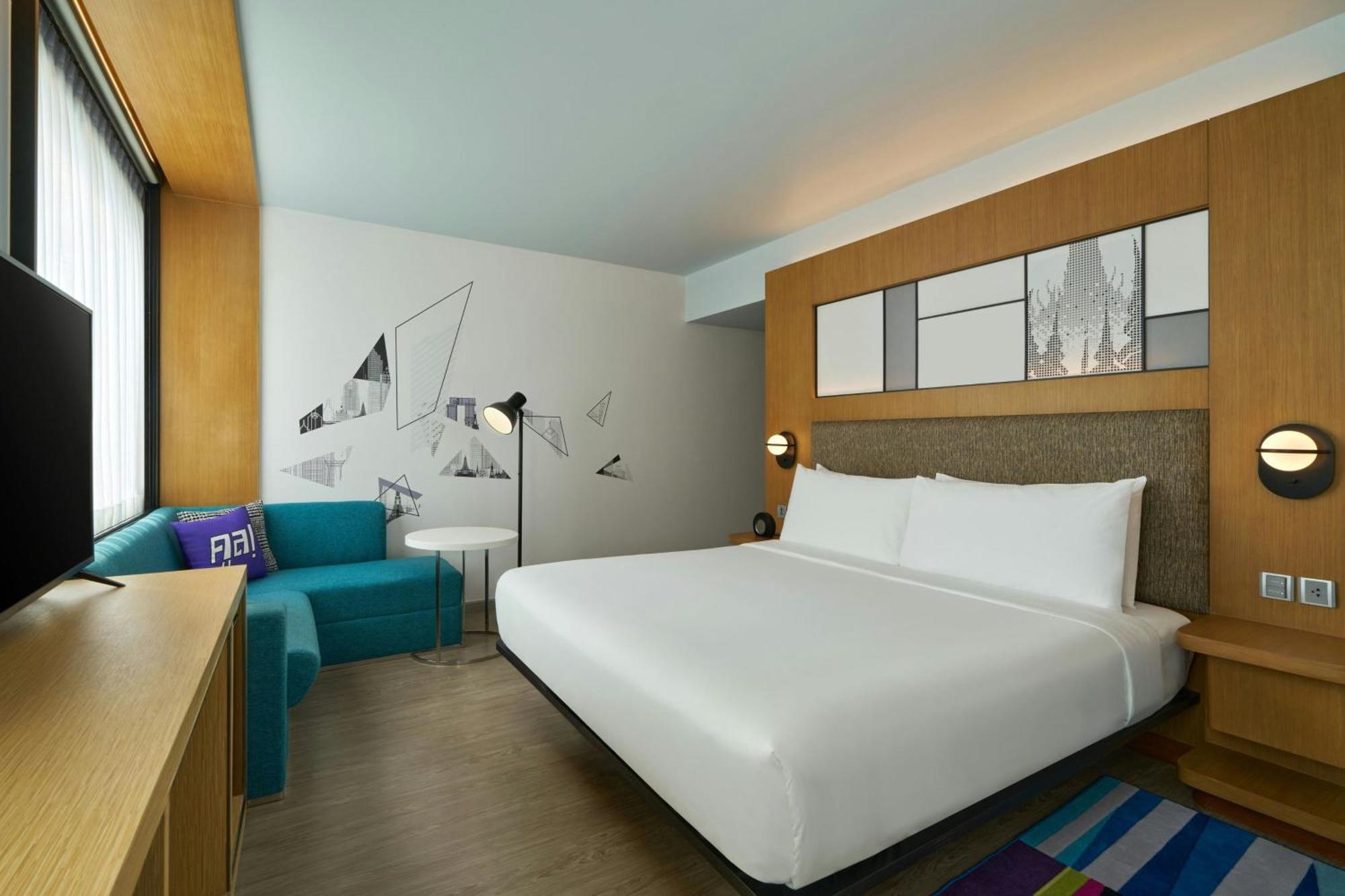 Zimmer Urban mit Kingsize-Bett und Stadtblick