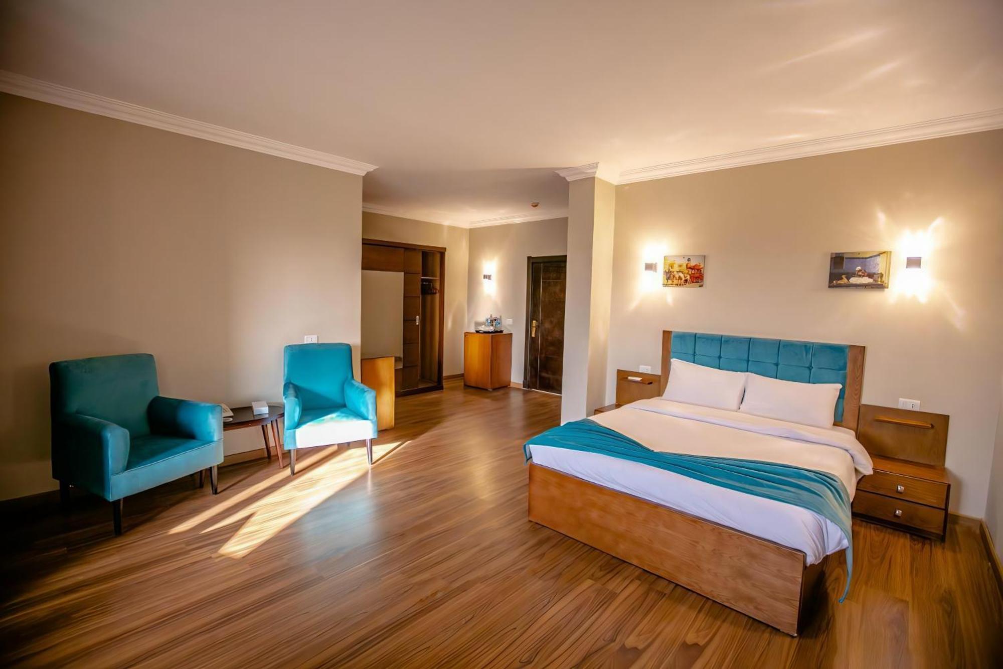Superior Suite with Pyramids View