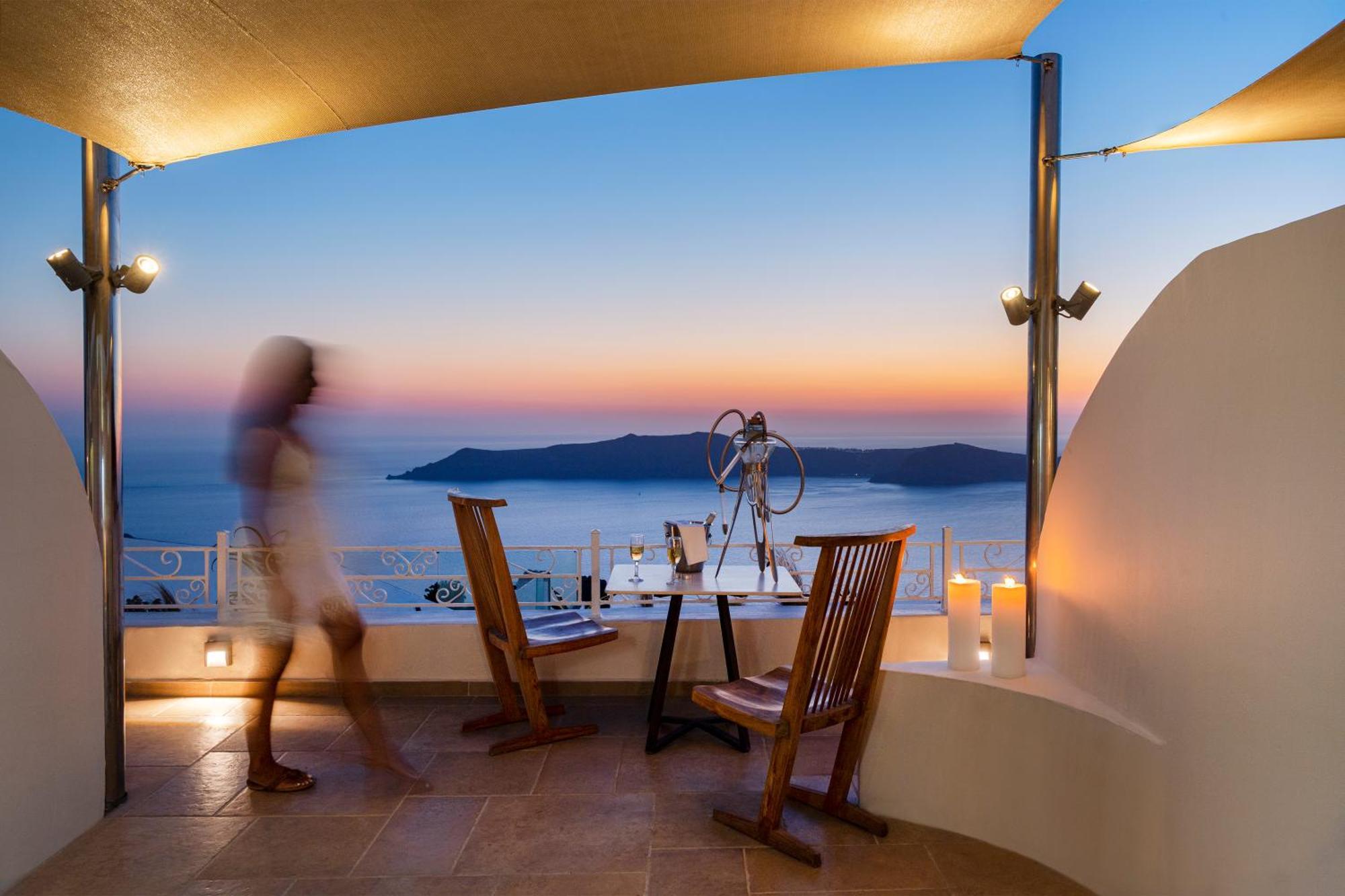CALDERA HONEYMOON WITH HOT TUB