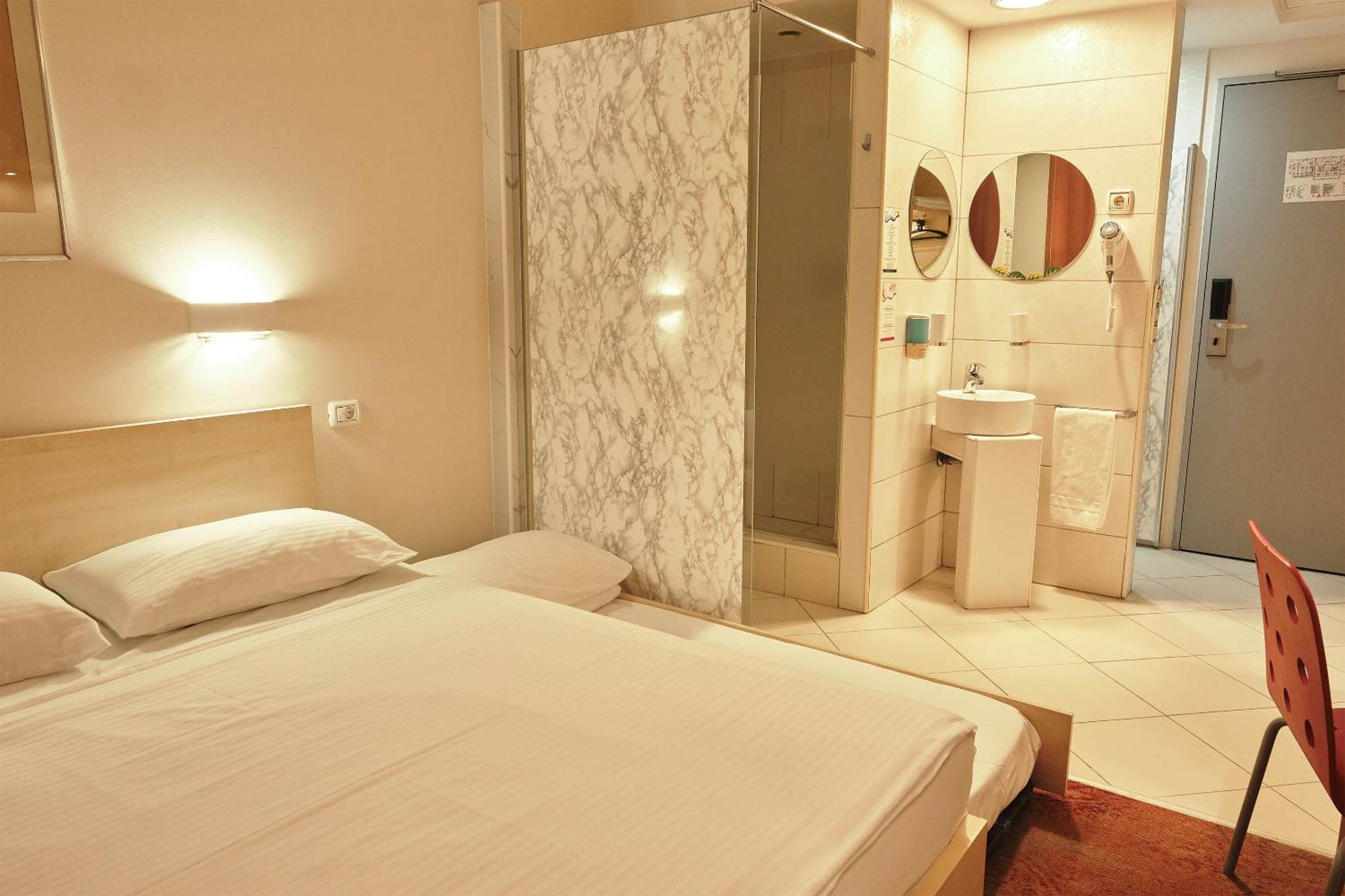 Habitación doble estándar con cama supletoria tipo cajón