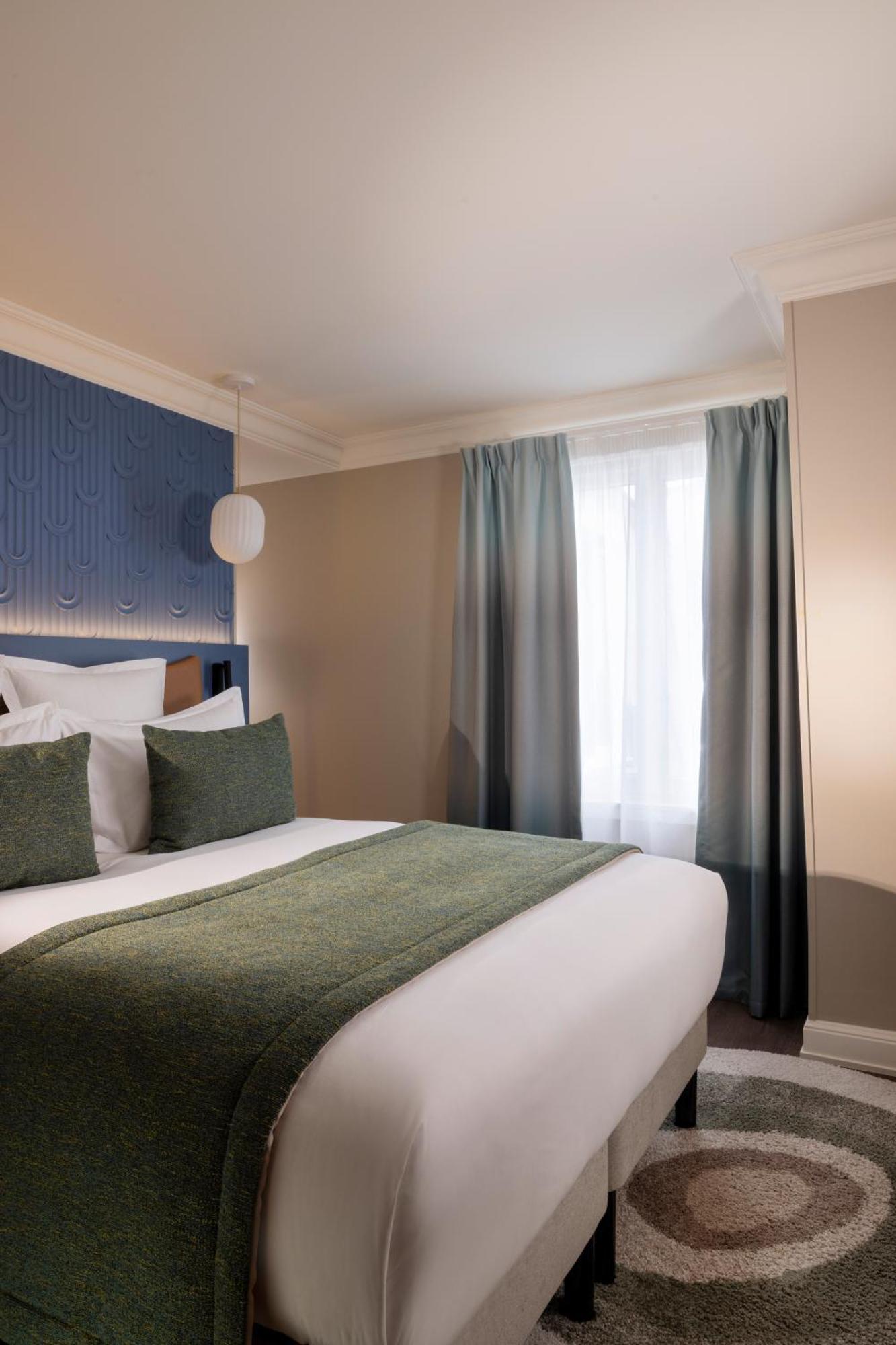 Room Eiffel Tower View