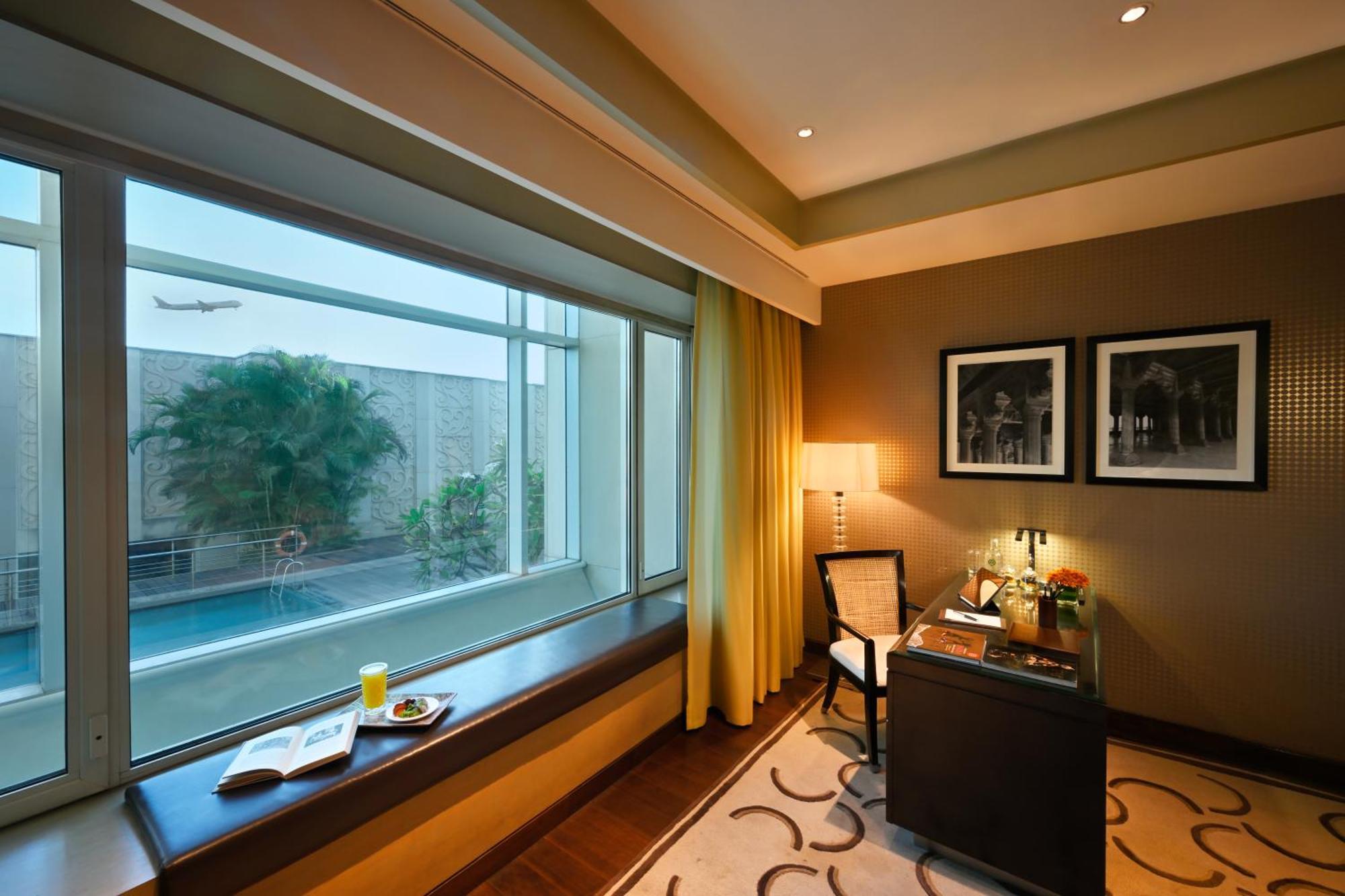 Luxury Room Pool View King Bed Bathtub