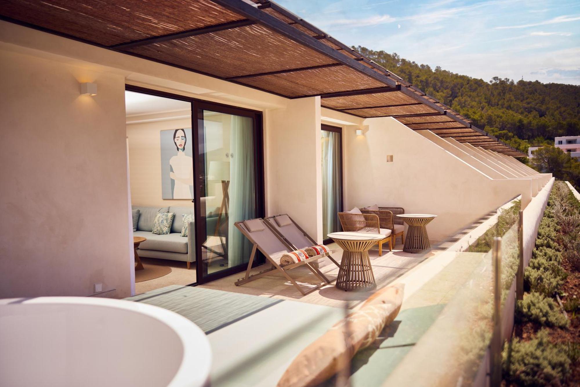 The Club Junior King Suite Terrace Bath