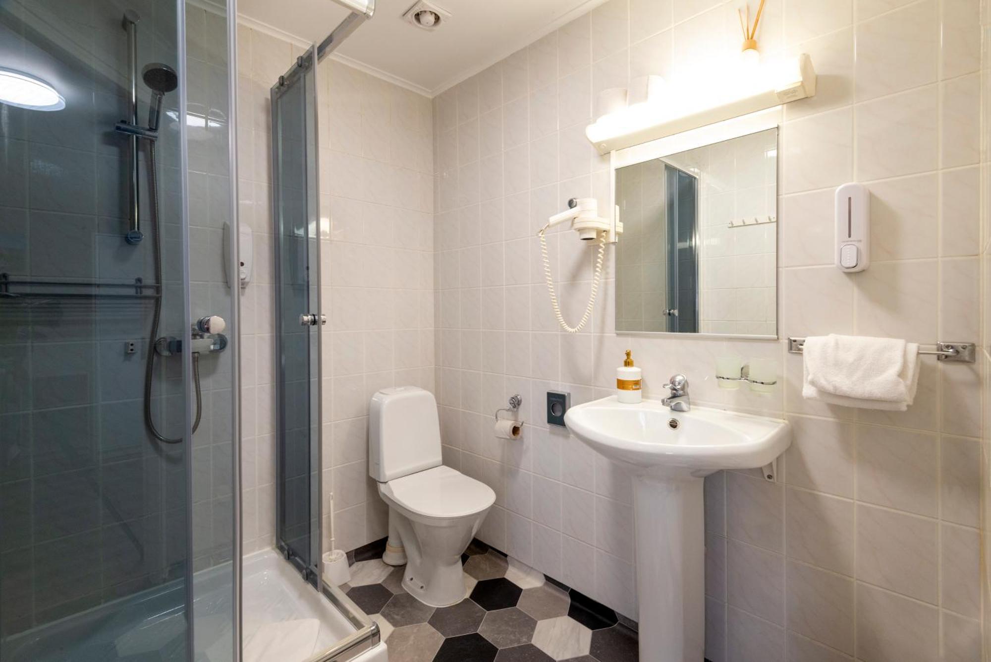 Tweepersoonskamer met 2 Aparte Bedden en Eigen Badkamer