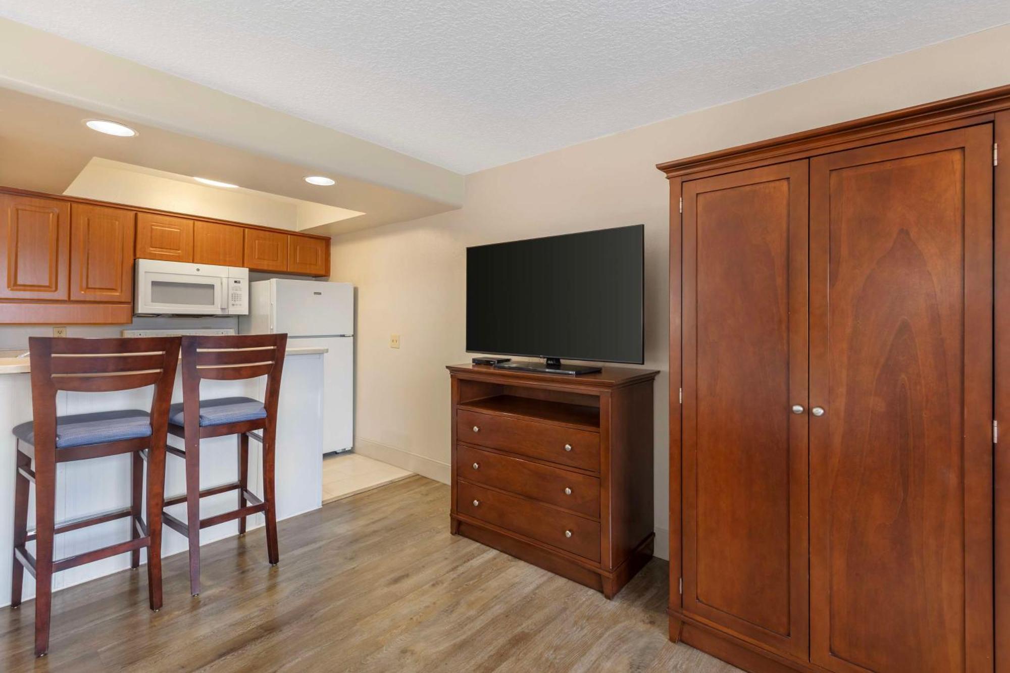 Deluxe King Room Kitchen