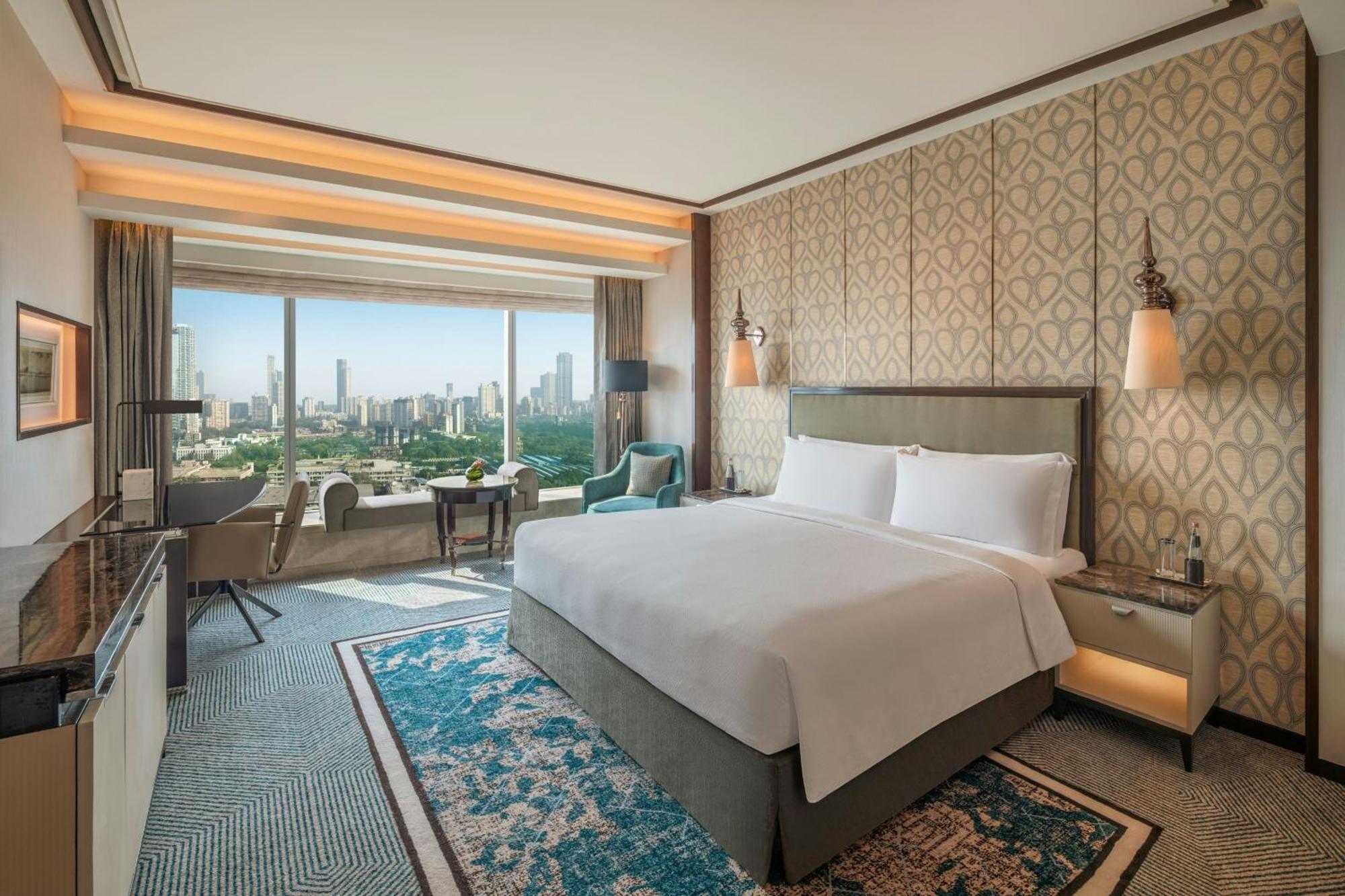 Guest room 1 King Racecourse view
