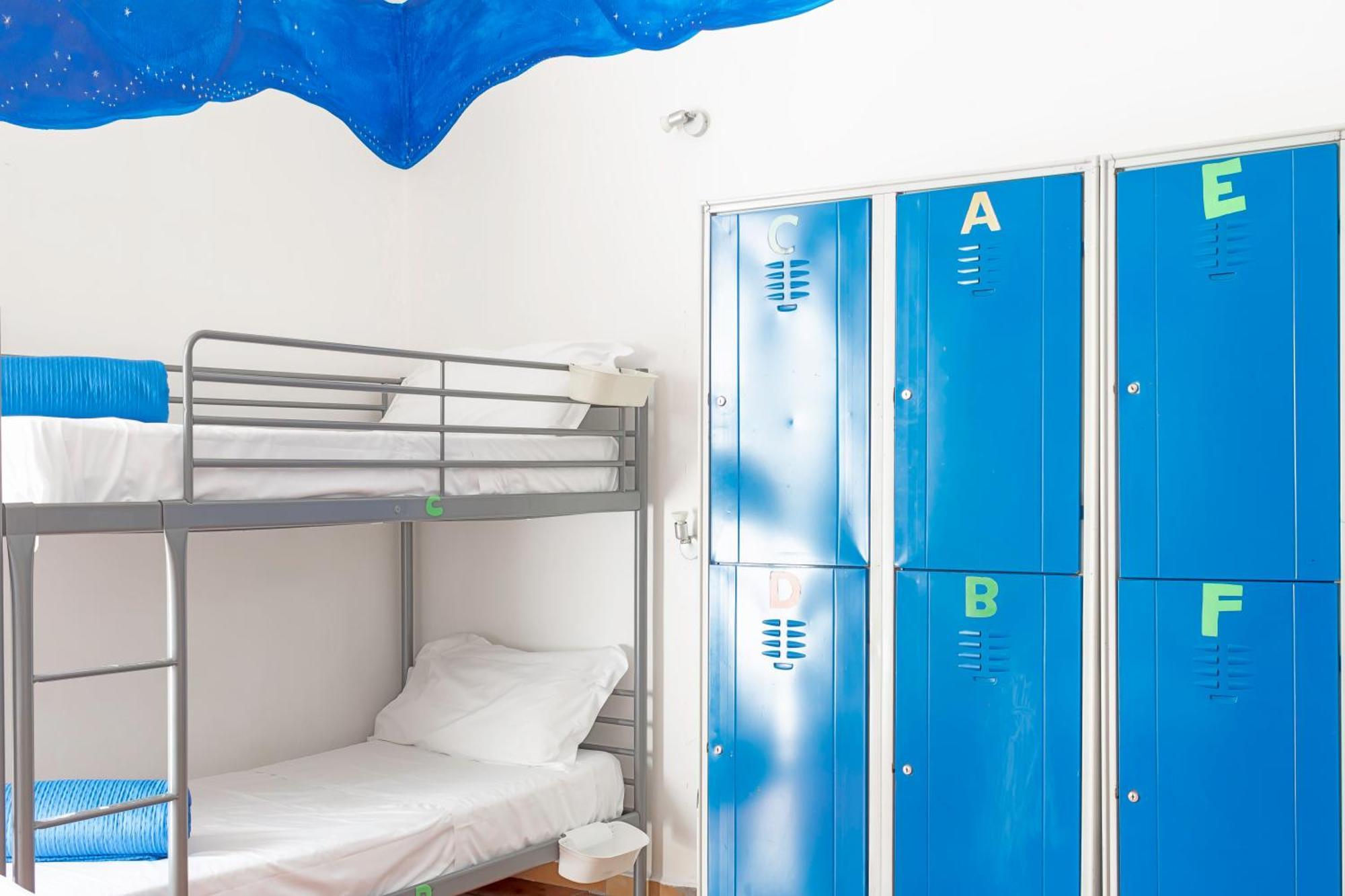 Single Bed Mixed Dormitory Room