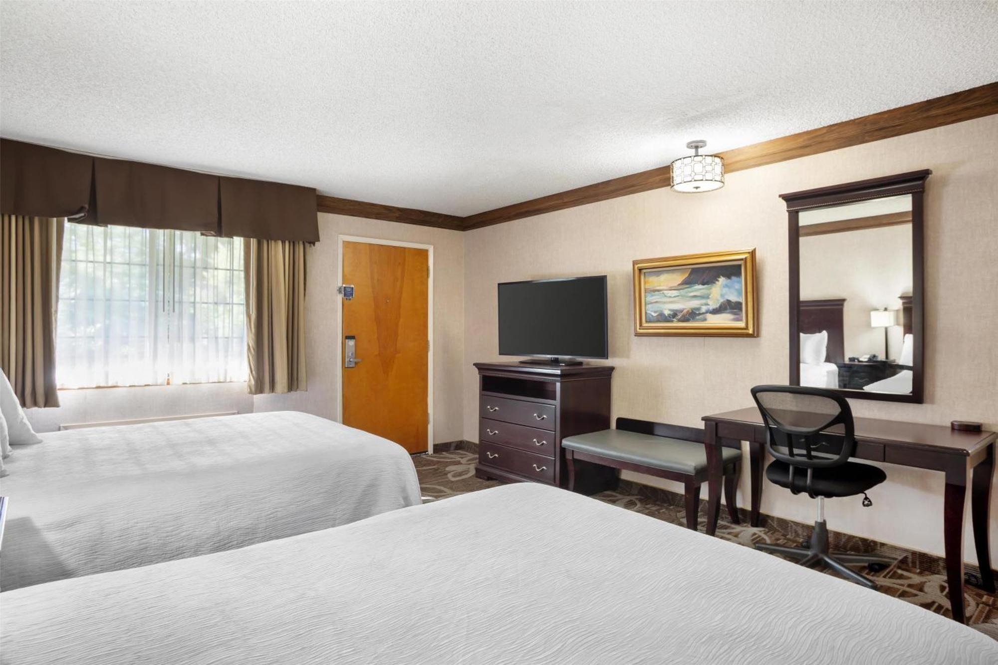Family Suite Four Queen Beds Non-Smoking