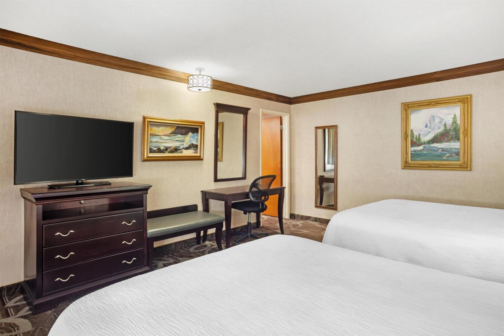 Family Suite Four Queen Beds Non-Smoking
