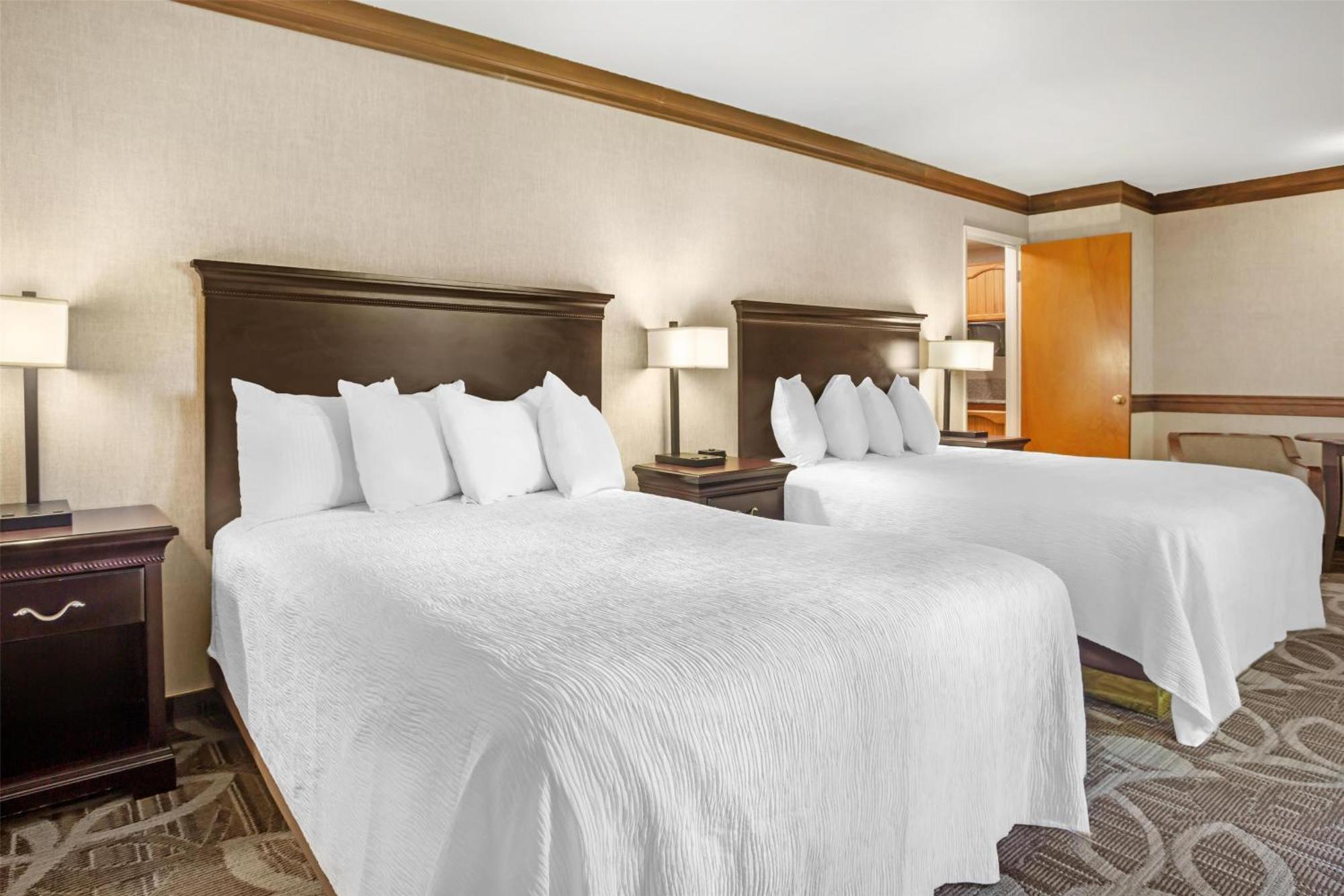 Family Suite Four Queen Beds Non-Smoking