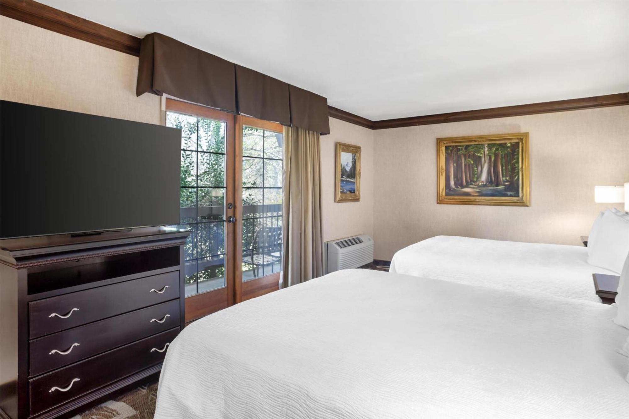 Family Suite Four Queen Beds Non-Smoking
