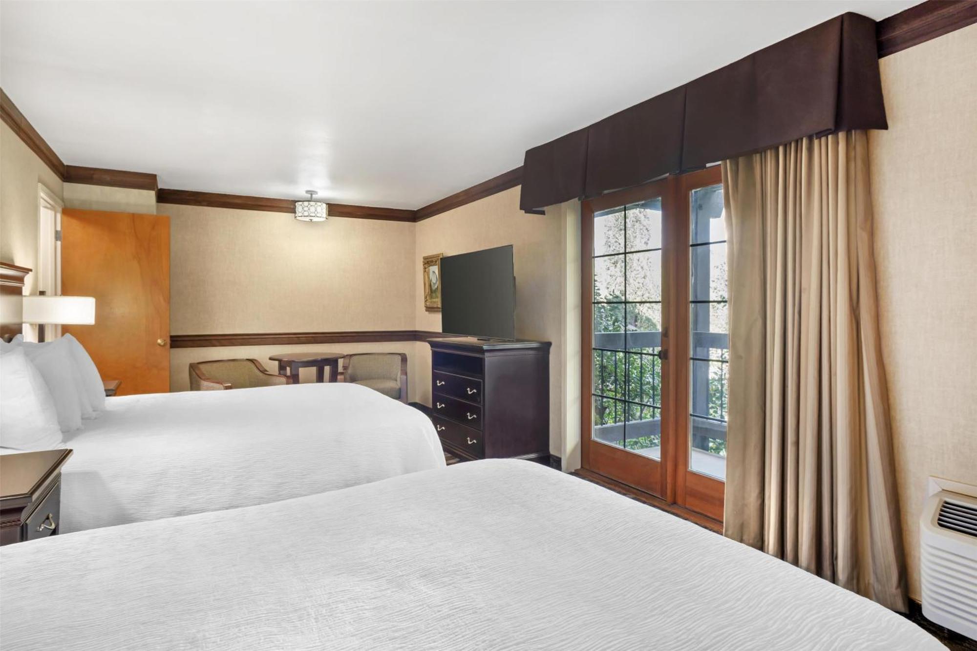 Family Suite Four Queen Beds Non-Smoking
