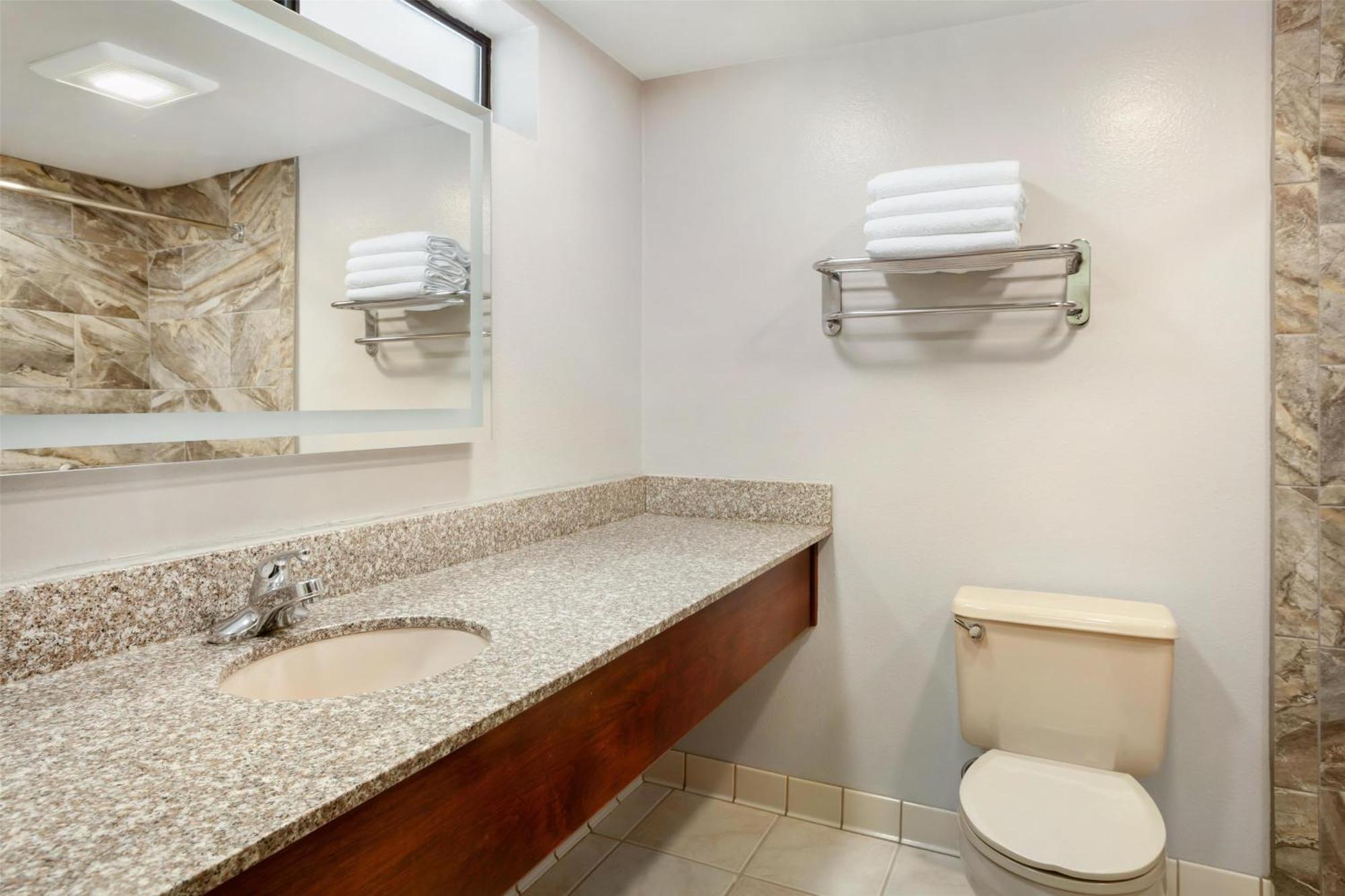 Queen Suite Two Queen Beds Bath Tub Mobility Access