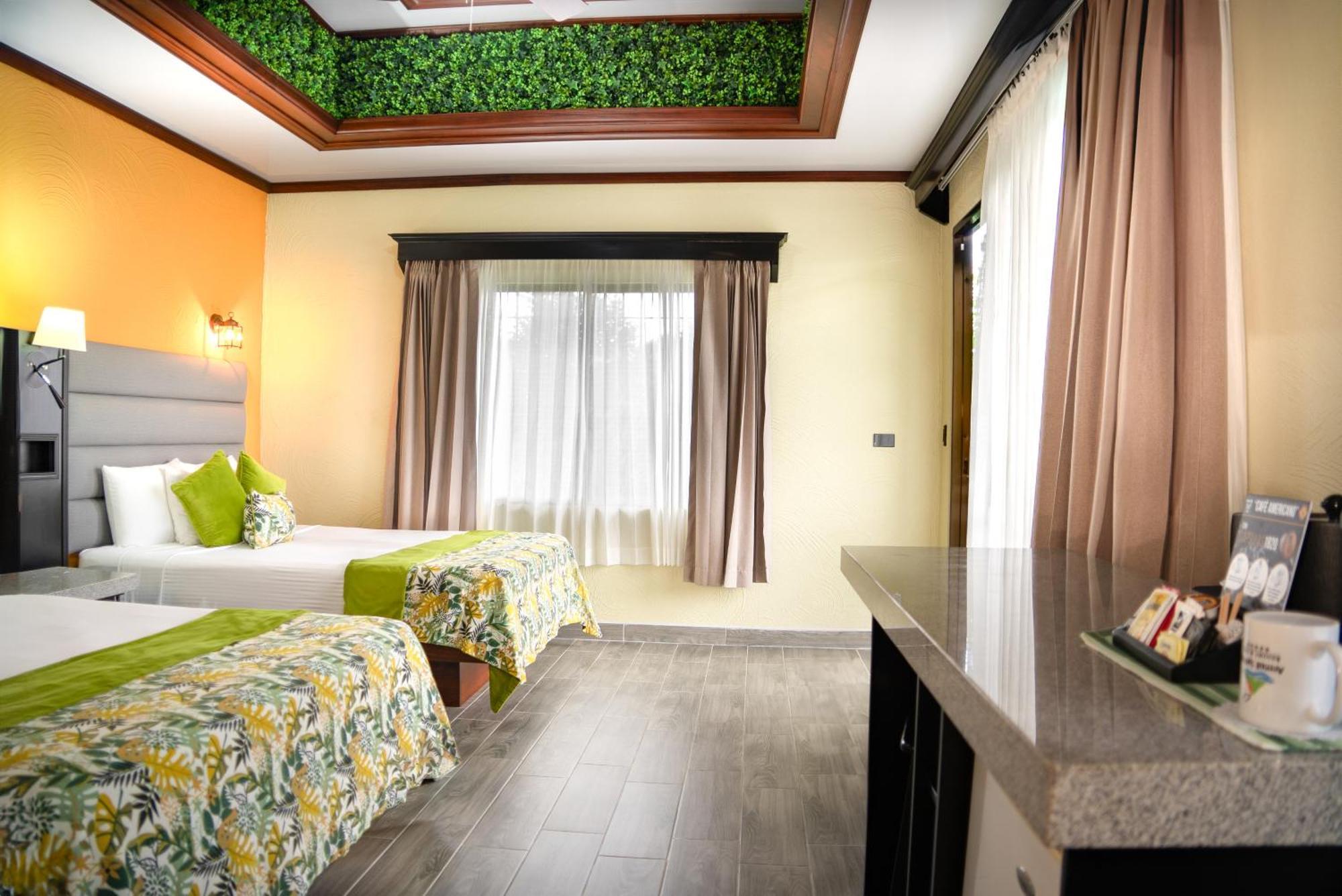 Junior Suite Queen Volcano View