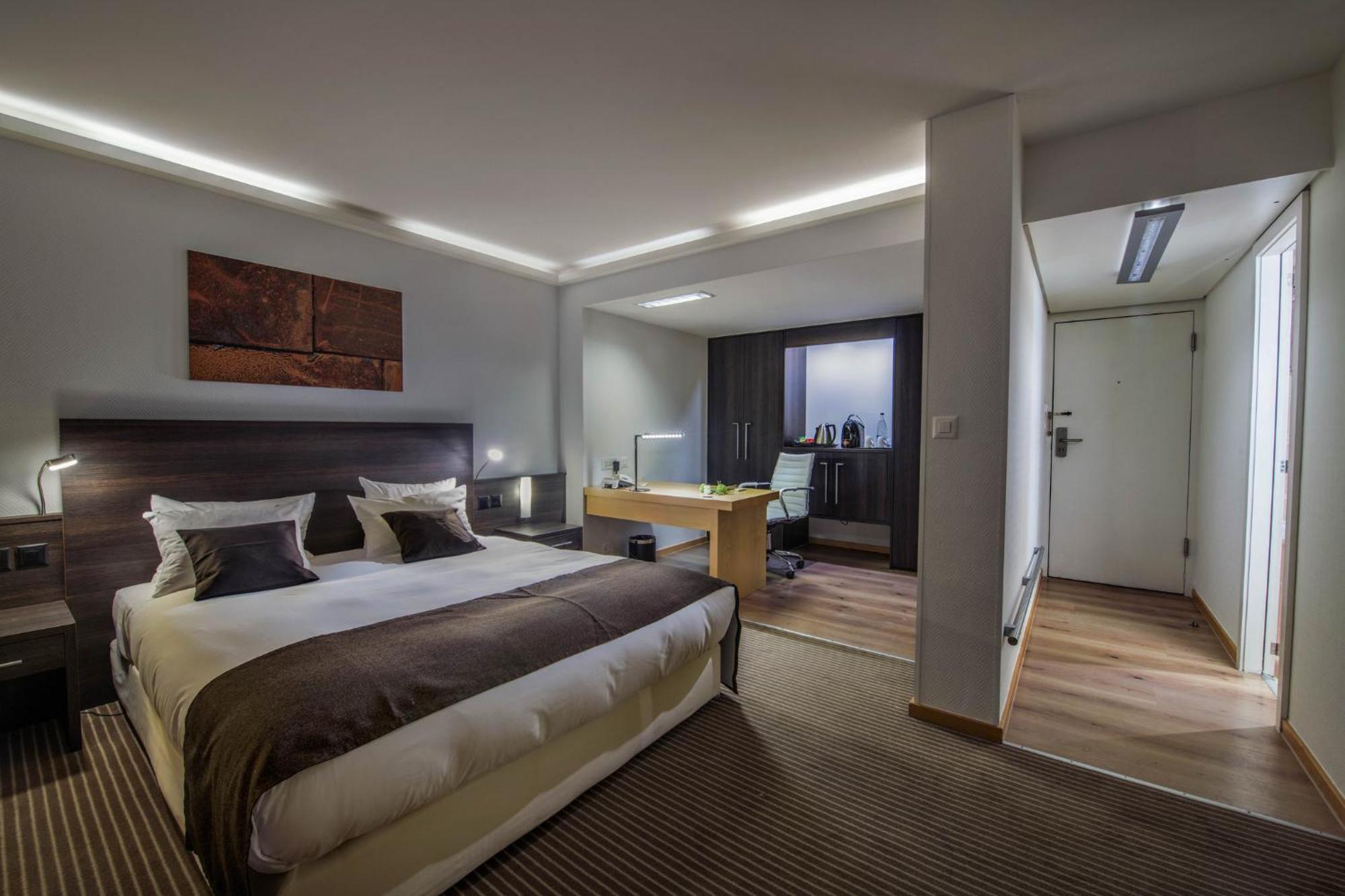 Junior Queen Suite Lounge