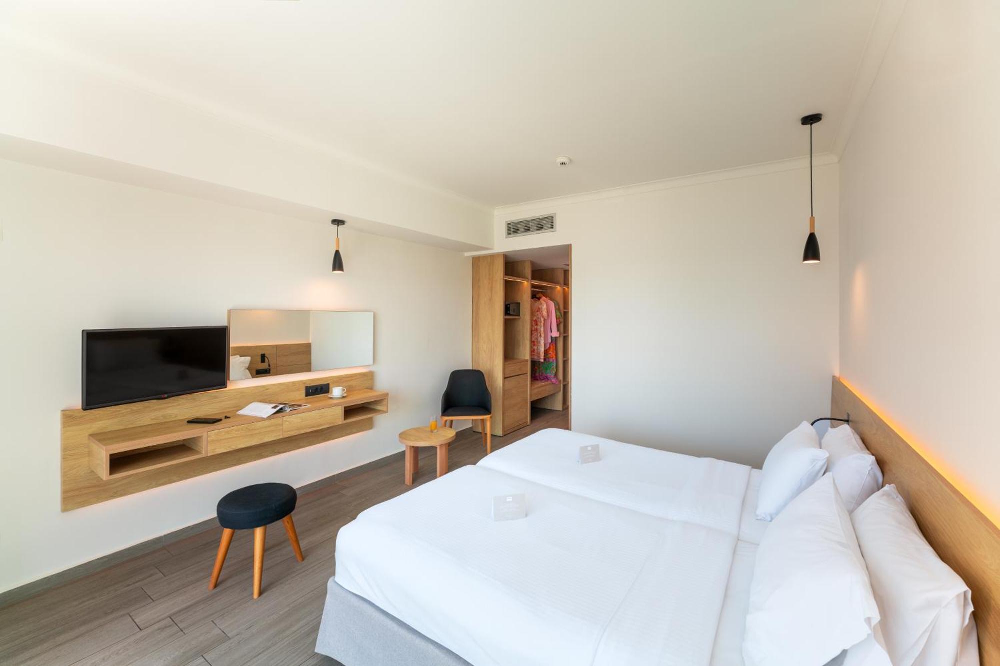 Superior Double or Twin Room Partial Sea View