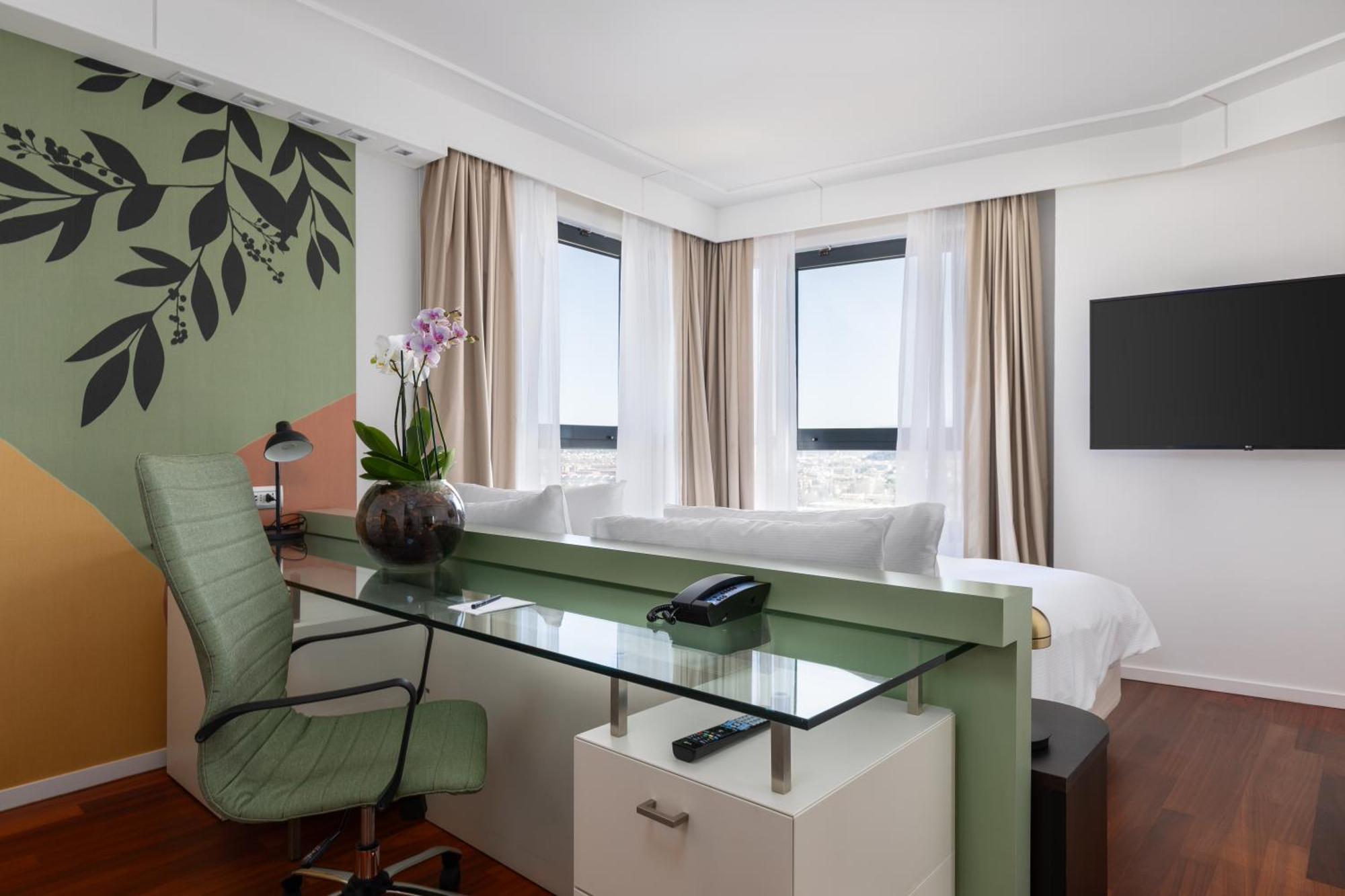 Deluxe Zimmer mit Kingsize-Bett und Stadtblick