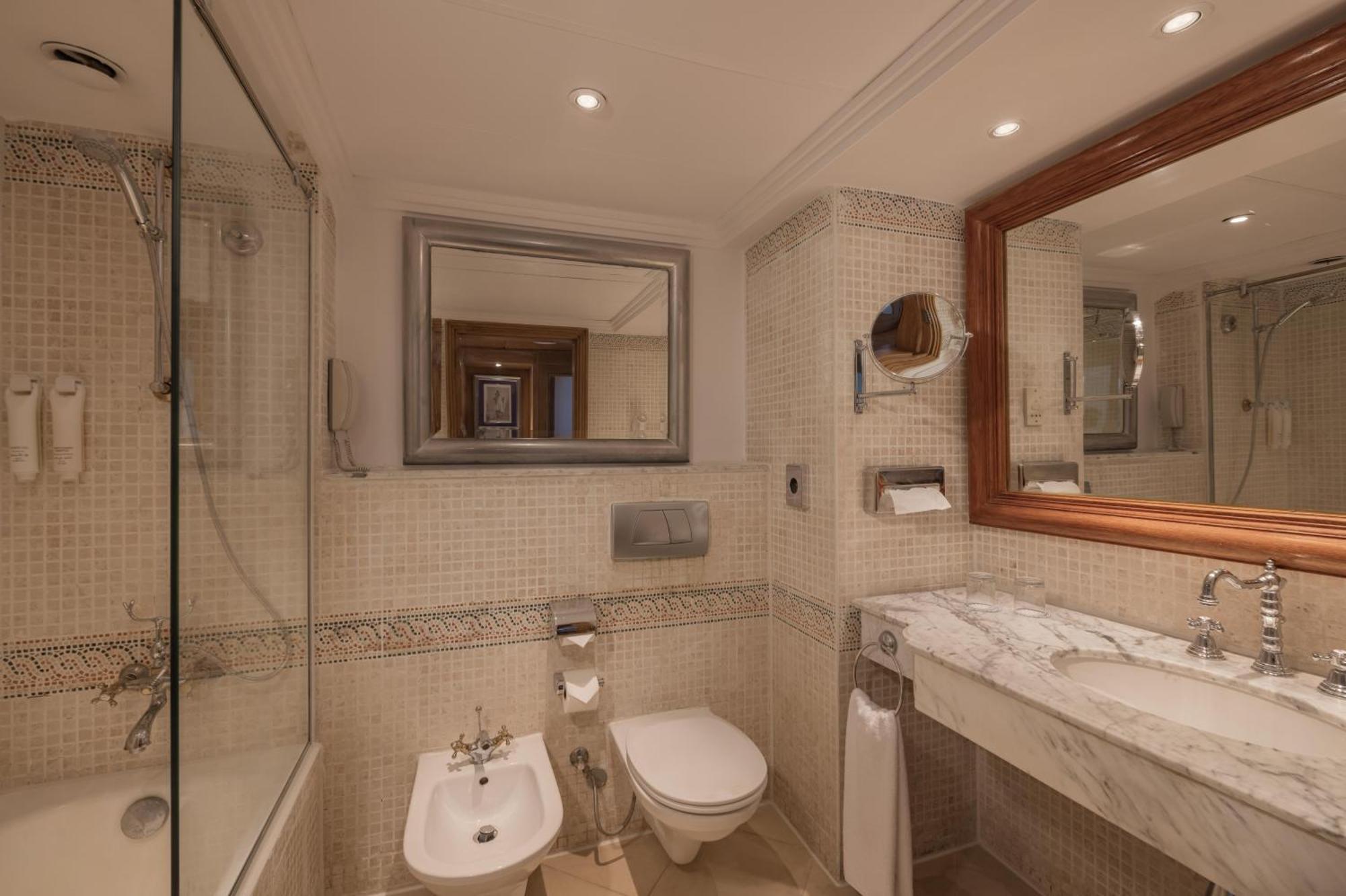Superior Queen or Twin Room Garden View
